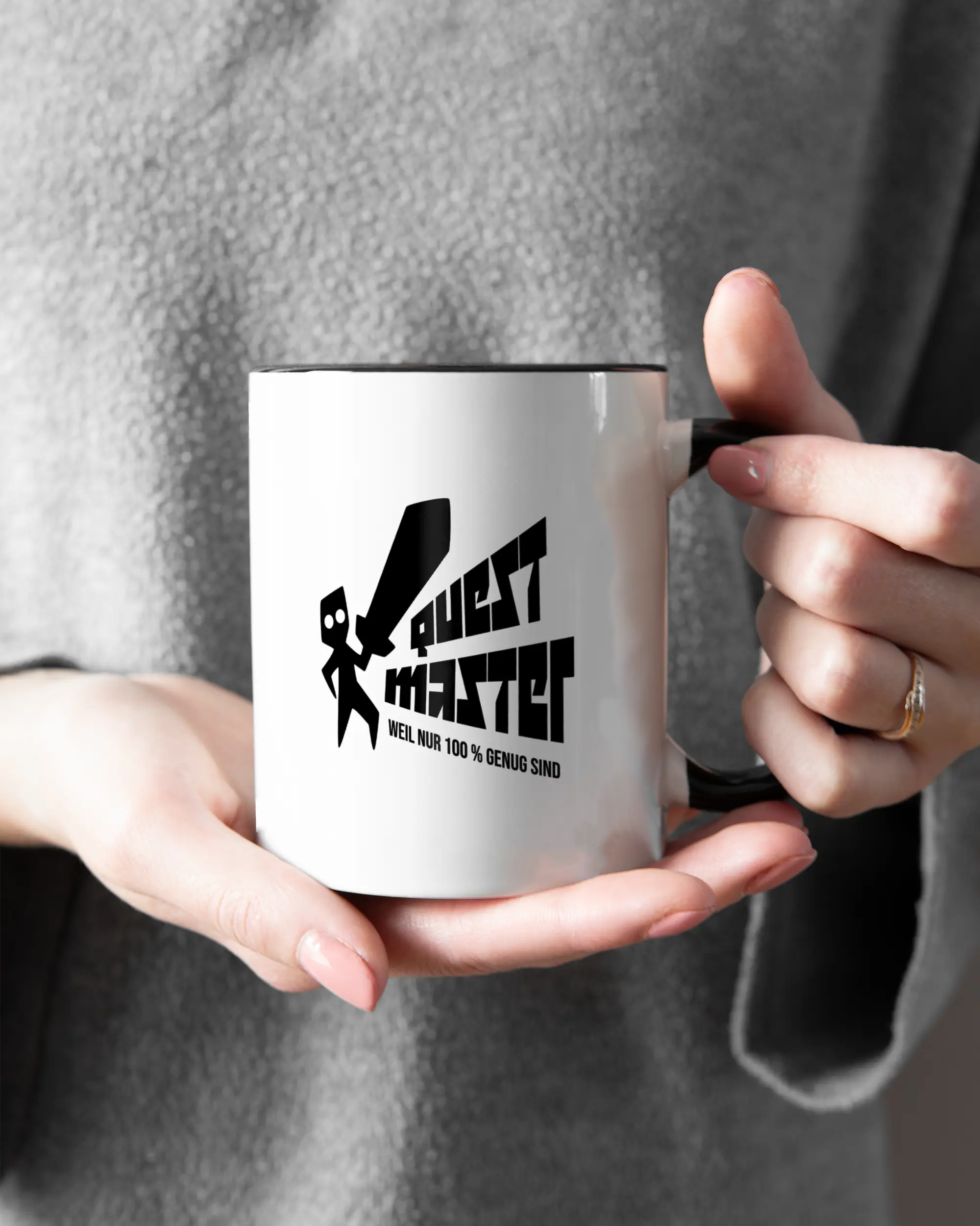 Closeup Modelshot Frau der beidseitig bedruckten Keramik Tasse von Maondo mit dem Design Quest Master in der Farbe Schwarz-Weiß