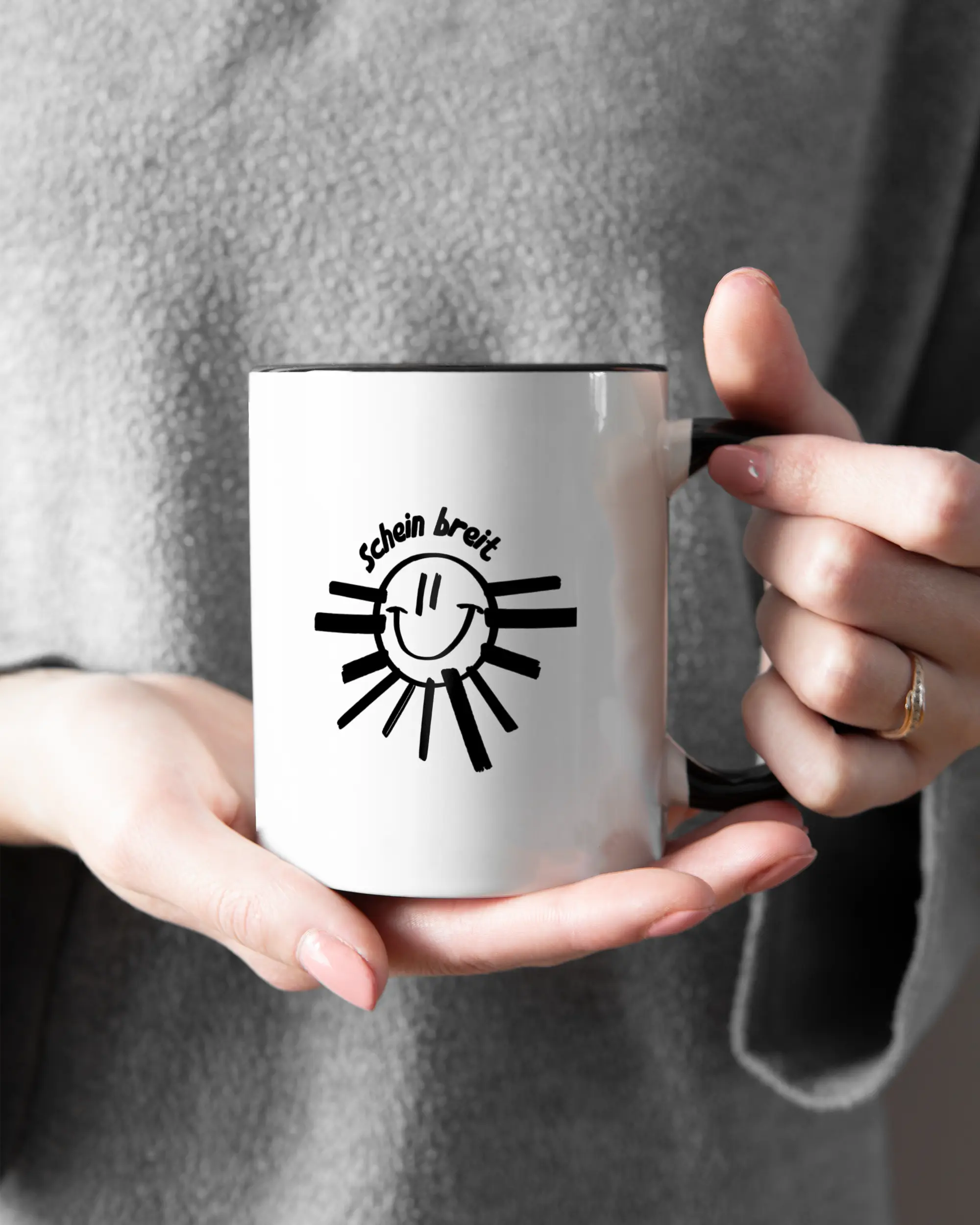 Closeup Modelshot Frau der beidseitig bedruckten Keramik Tasse von Maondo mit dem Design Schein Breit in der Farbe Schwarz-Weiß