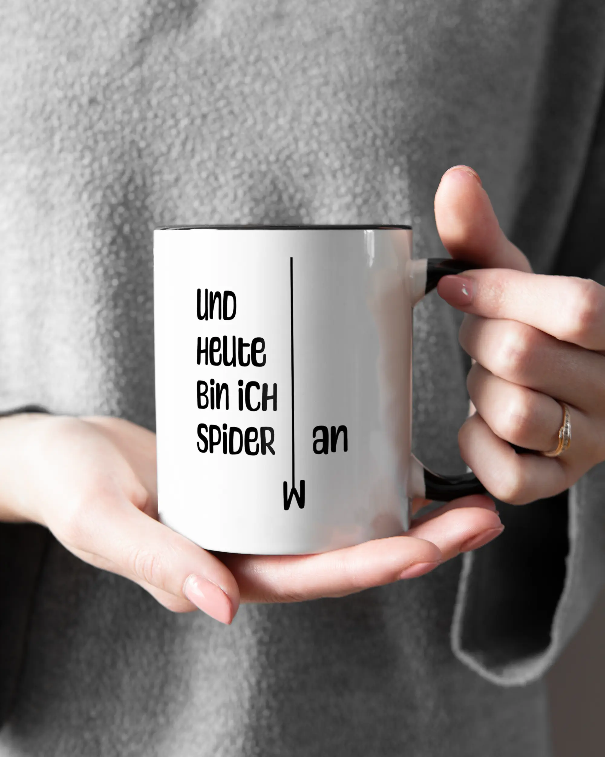 Closeup Modelshot Frau der beidseitig bedruckten Keramik Tasse von Maondo mit dem Design Abhängen in der Farbe Schwarz-Weiß