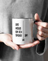 Closeup Modelshot Frau der beidseitig bedruckten Keramik Tasse von Maondo mit dem Design Abhängen in der Farbe Schwarz-Weiß