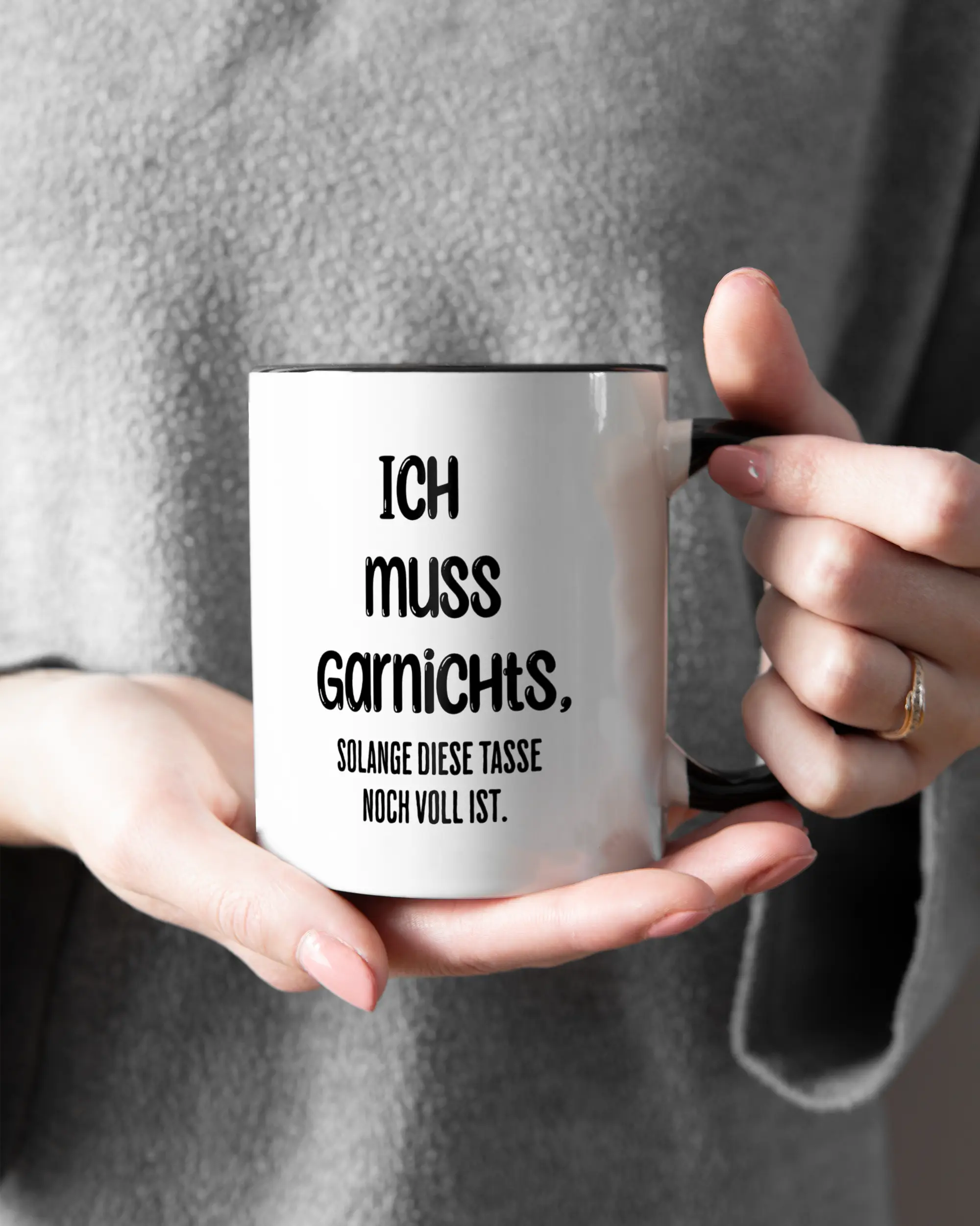 Closeup Modelshot Frau der beidseitig bedruckten Keramik Tasse von Maondo mit dem Design Verhandlungsspielraum in der Farbe Schwarz-Weiß