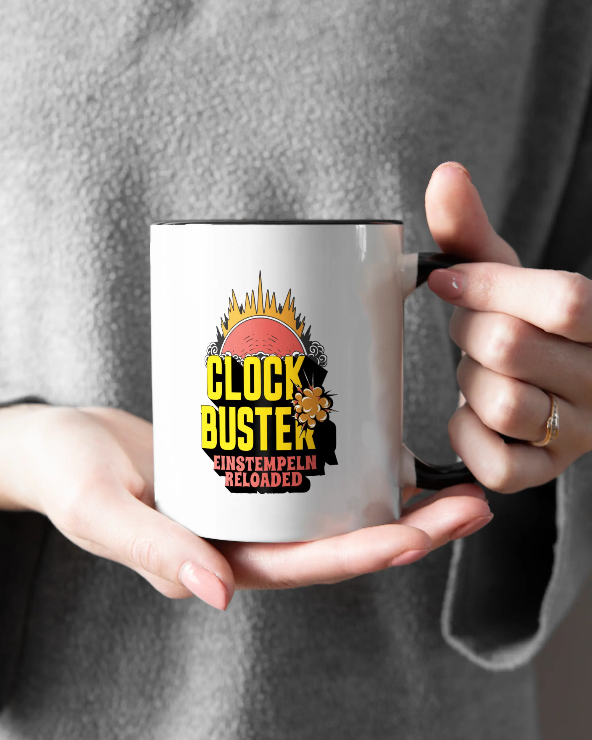 Closeup Modelshot Frau der beidseitig bedruckten Keramik Tasse von Maondo mit dem Design Clockbuster in der Farbe Schwarz-Weiß