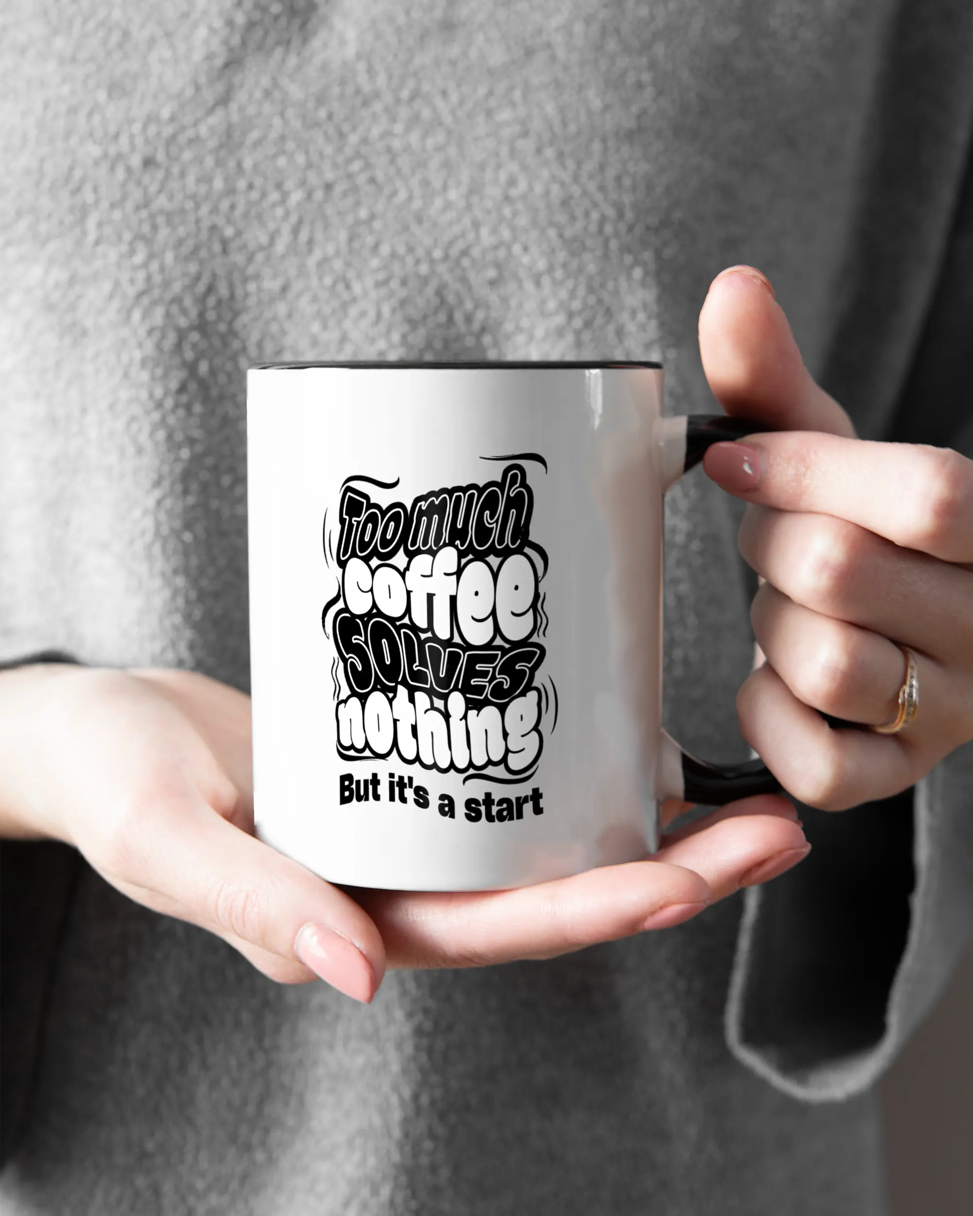 Closeup Modelshot Frau der beidseitig bedruckten Keramik Tasse von Maondo mit dem Design It's a start in der Farbe Schwarz-Weiß