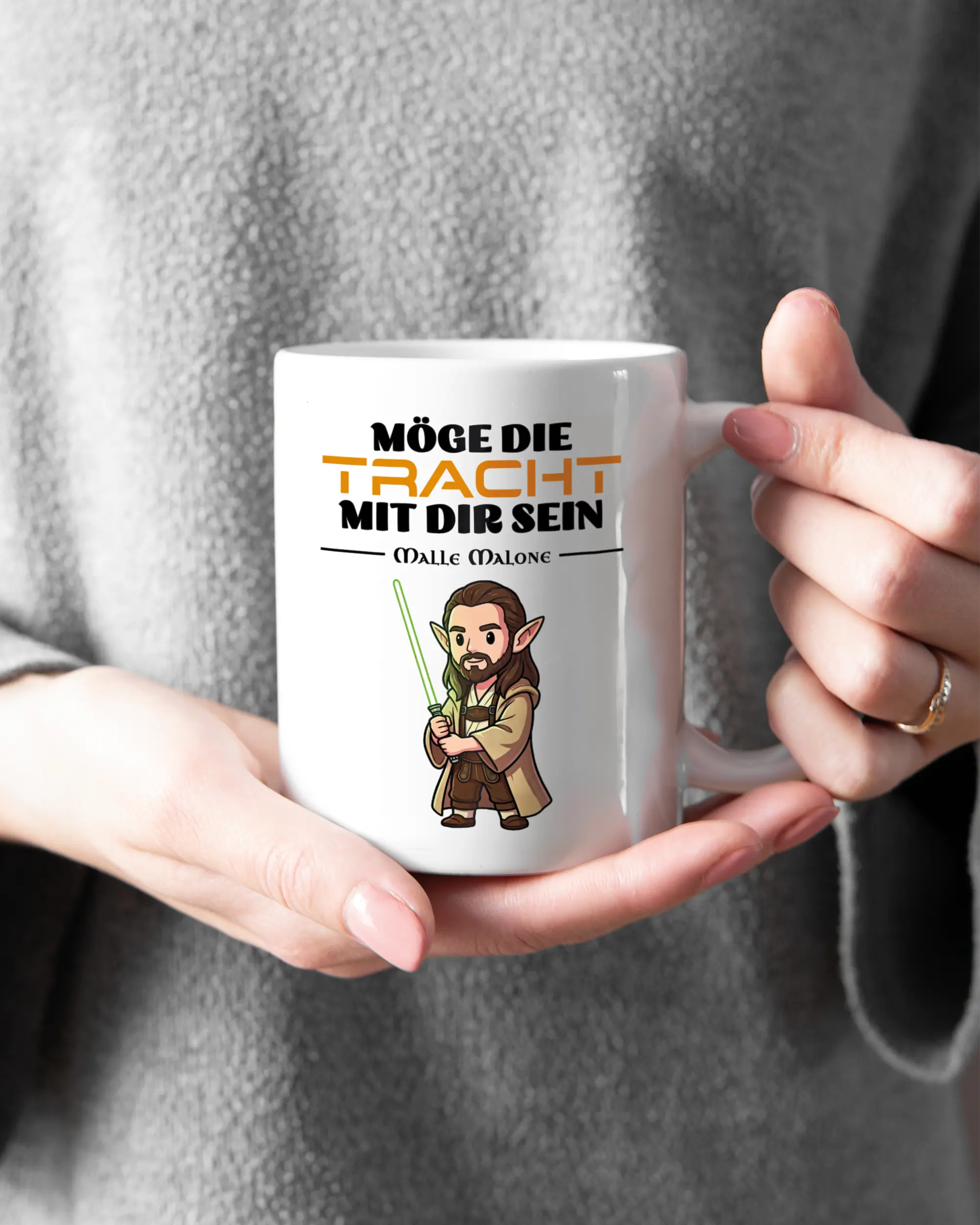 Rechte Seite der beidseitig bedruckten Keramiktasse von Maondo mit dem Design Tracht mit dir in der Farbe White gehalten von Frauenhänden