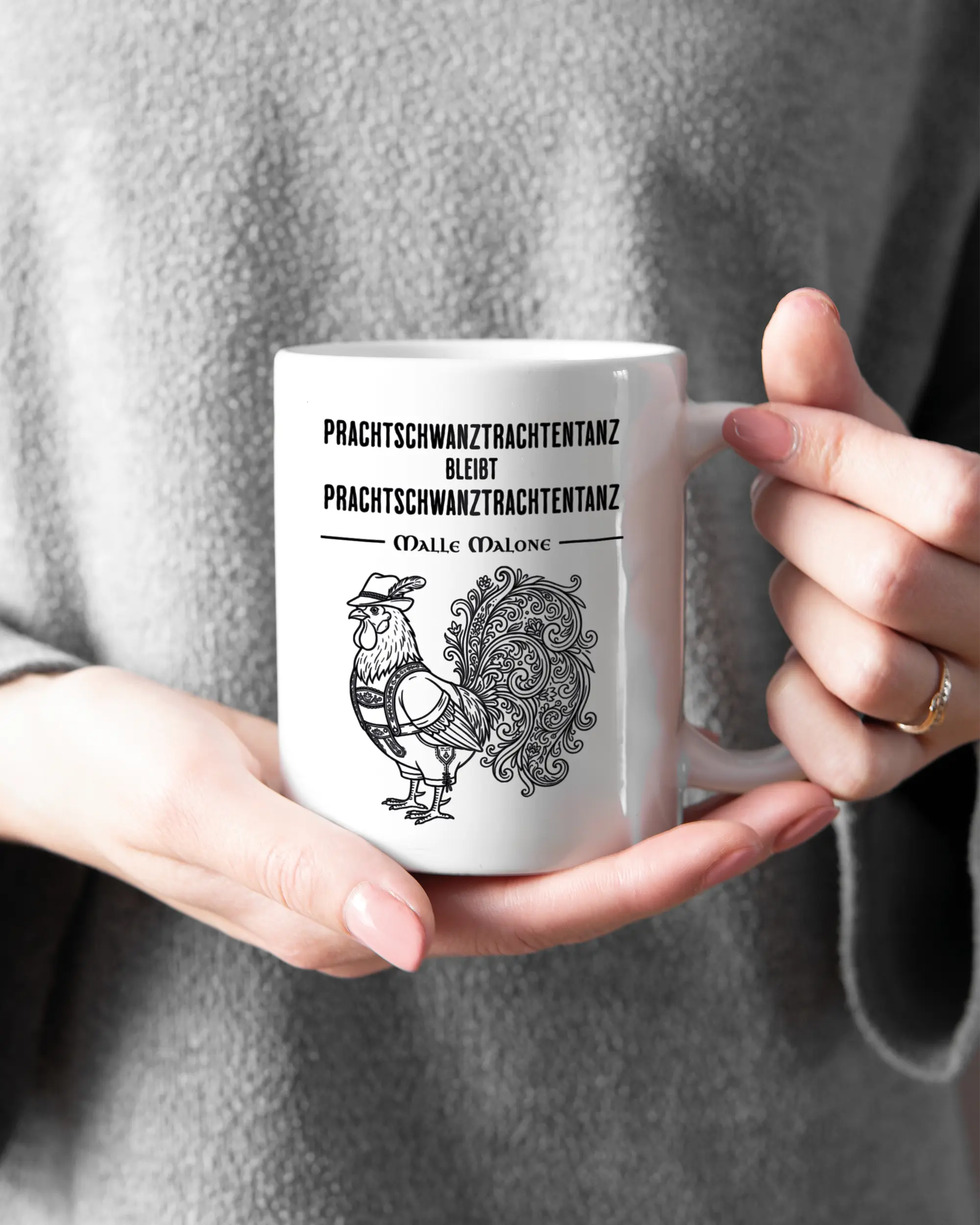 Rechte Seite der beidseitig bedruckten Keramiktasse von Maondo mit dem Design Trachtentanz in der Farbe White gehalten von Frauenhänden