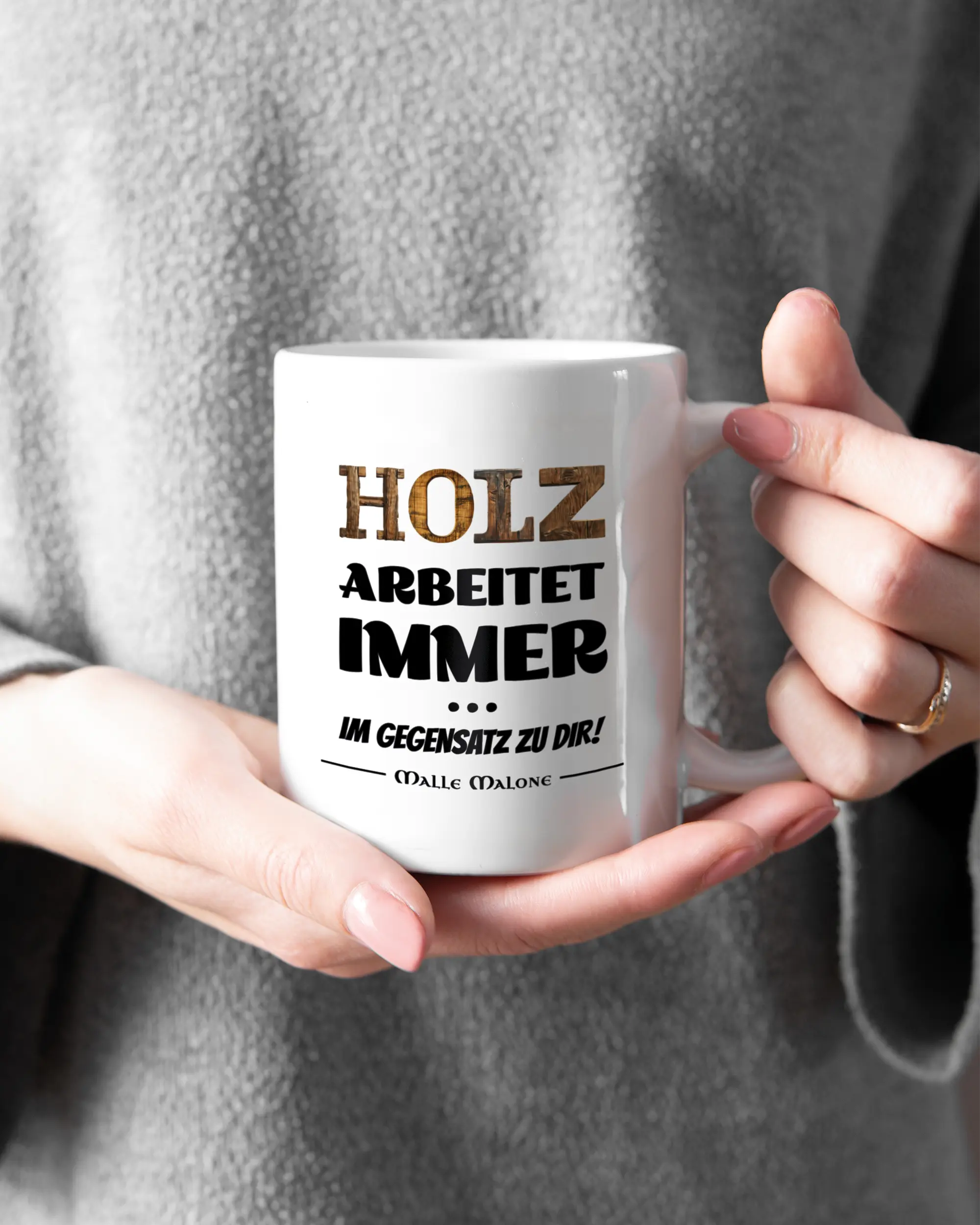 Rechte Seite der beidseitig bedruckten Keramiktasse von Maondo mit dem Design Holzarbeit in der Farbe White gehalten von Frauenhänden