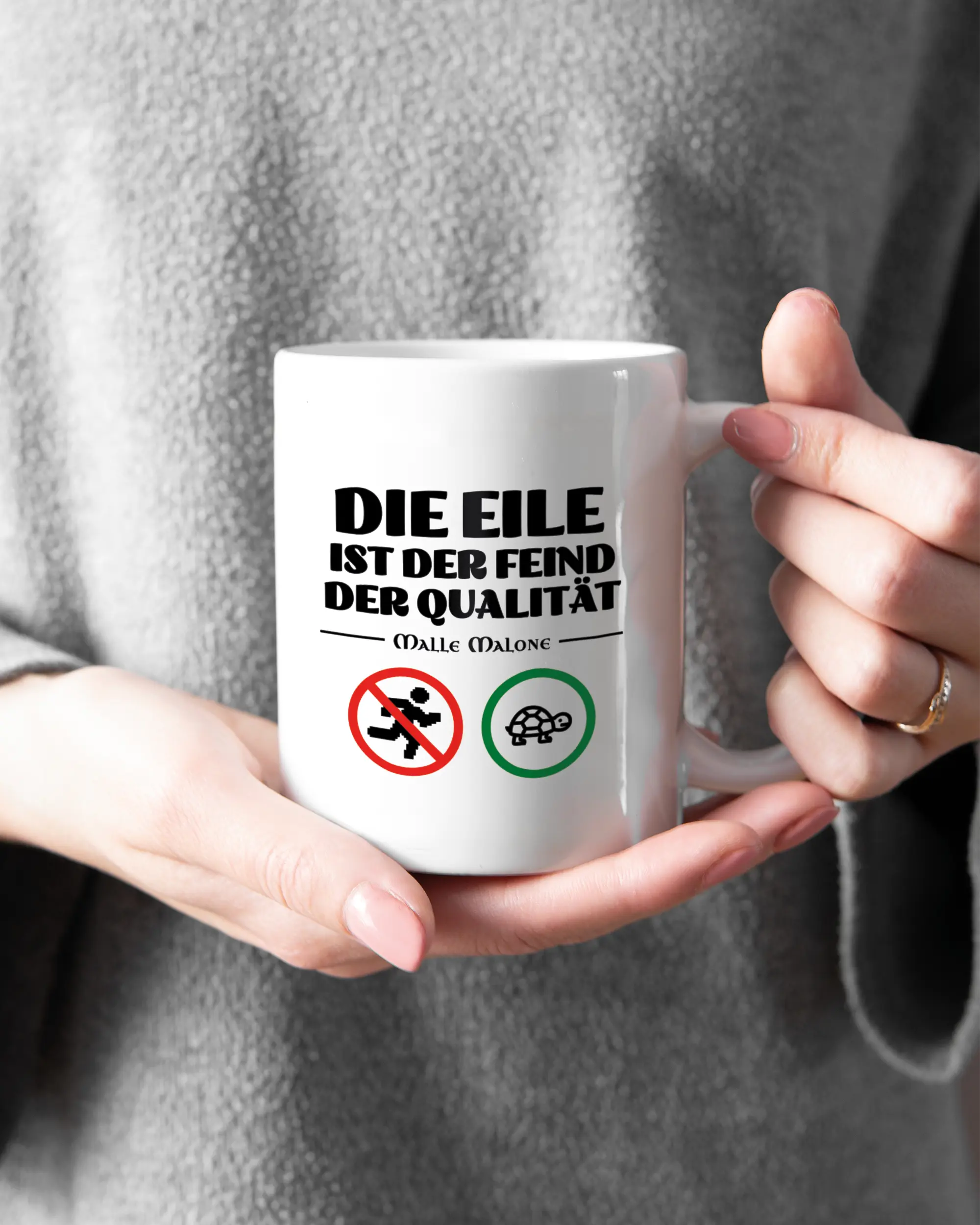 Rechte Seite der beidseitig bedruckten Keramiktasse von Maondo mit dem Design Keine Eile in der Farbe White gehalten von Frauenhänden