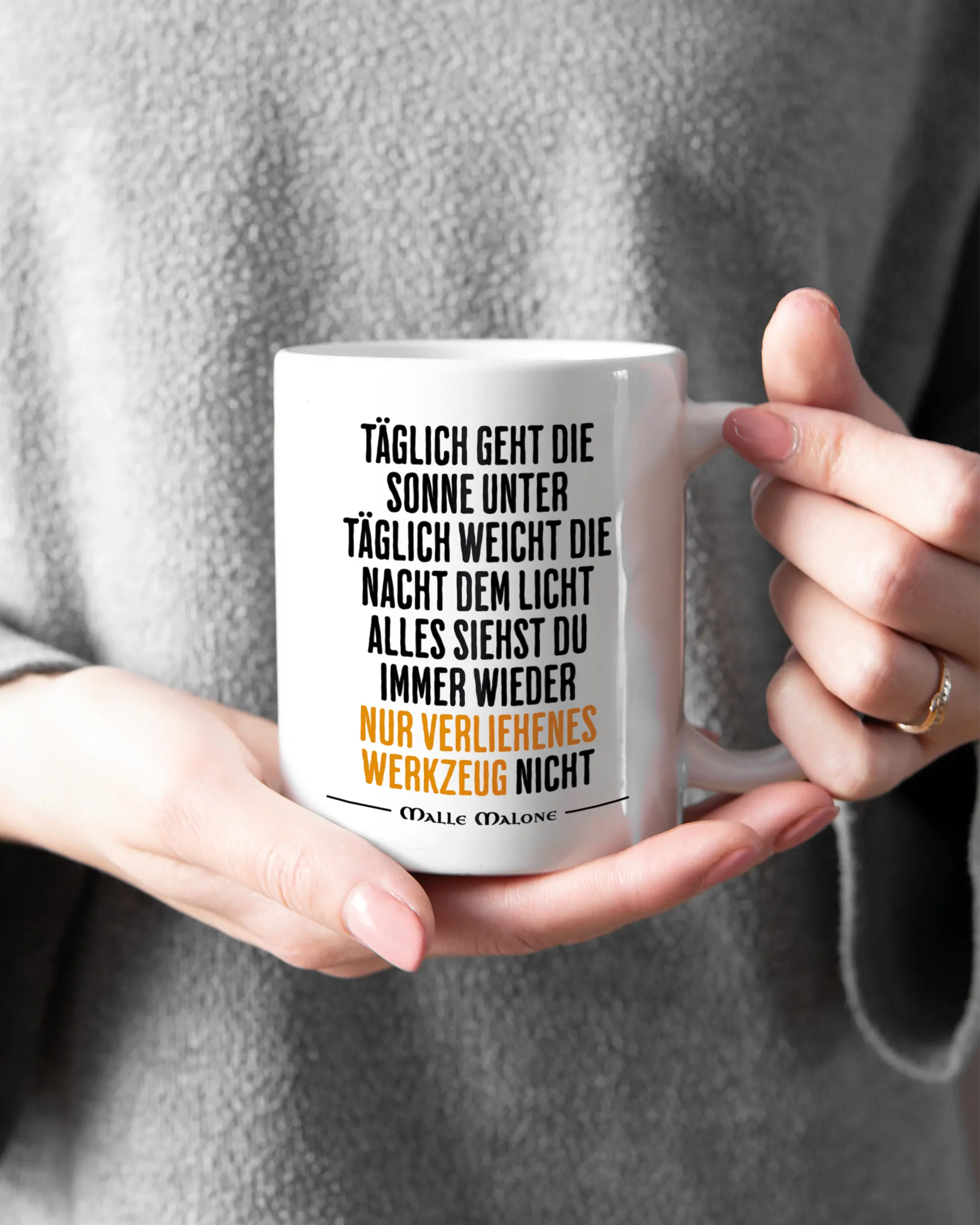 Rechte Seite der beidseitig bedruckten Keramiktasse von Maondo mit dem Design Wegzeug in der Farbe White gehalten von Frauenhänden