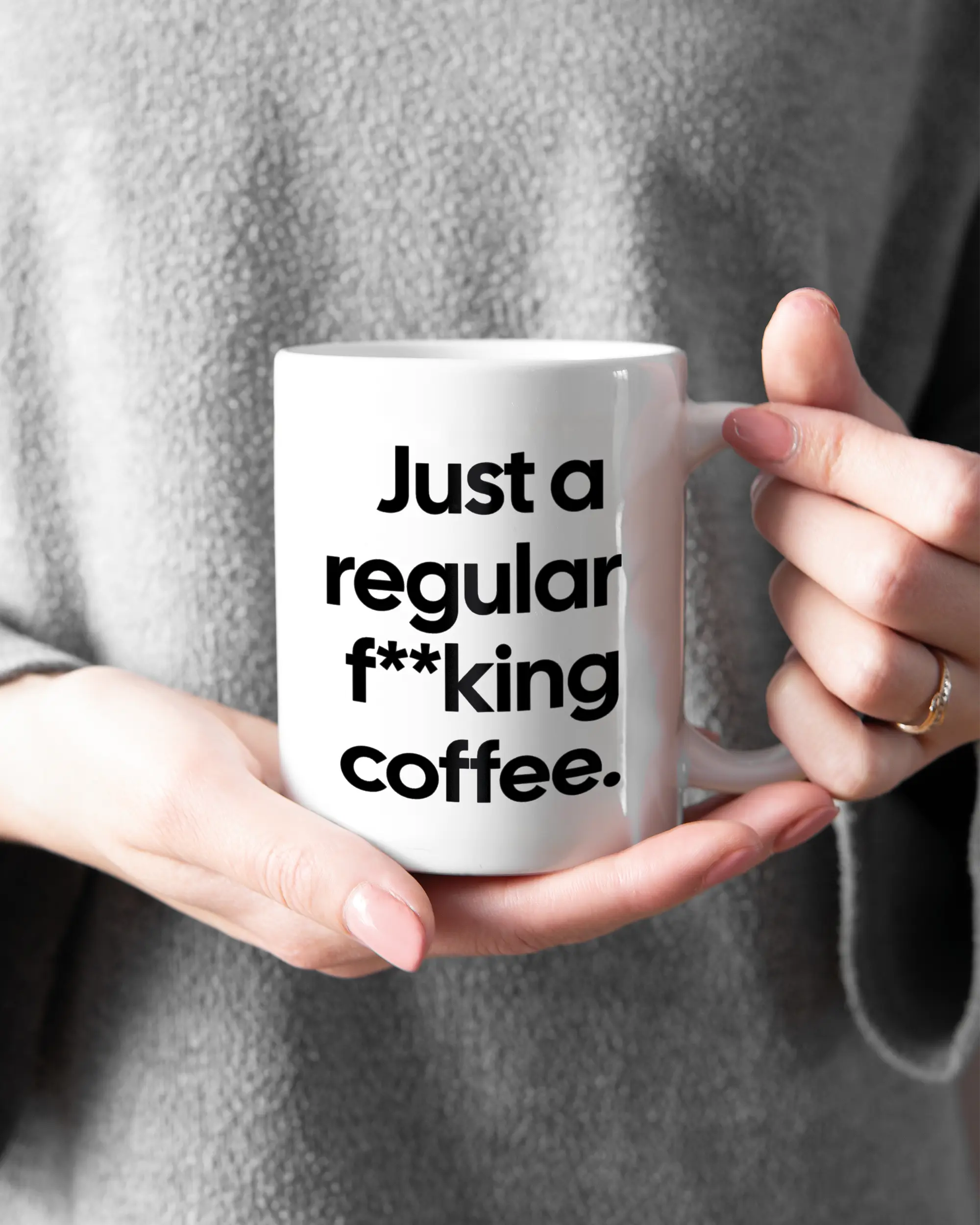 Rechte Seite der beidseitig bedruckten Keramiktasse von Maondo mit dem Design Regular Coffee in der Farbe White gehalten von Frauenhänden