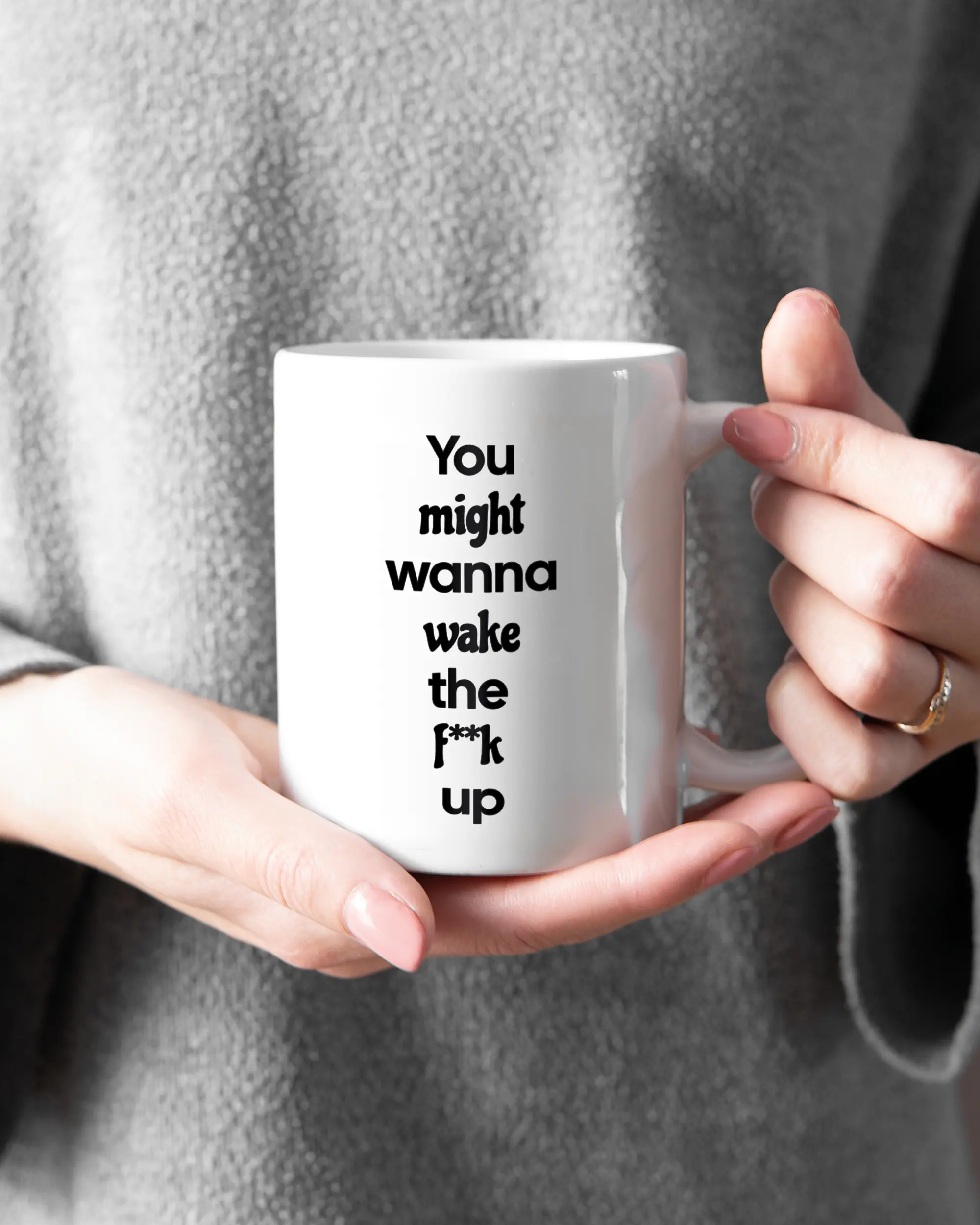 Rechte Seite der beidseitig bedruckten Keramiktasse von Maondo mit dem Design Wanna Wake in der Farbe White gehalten von Frauenhänden