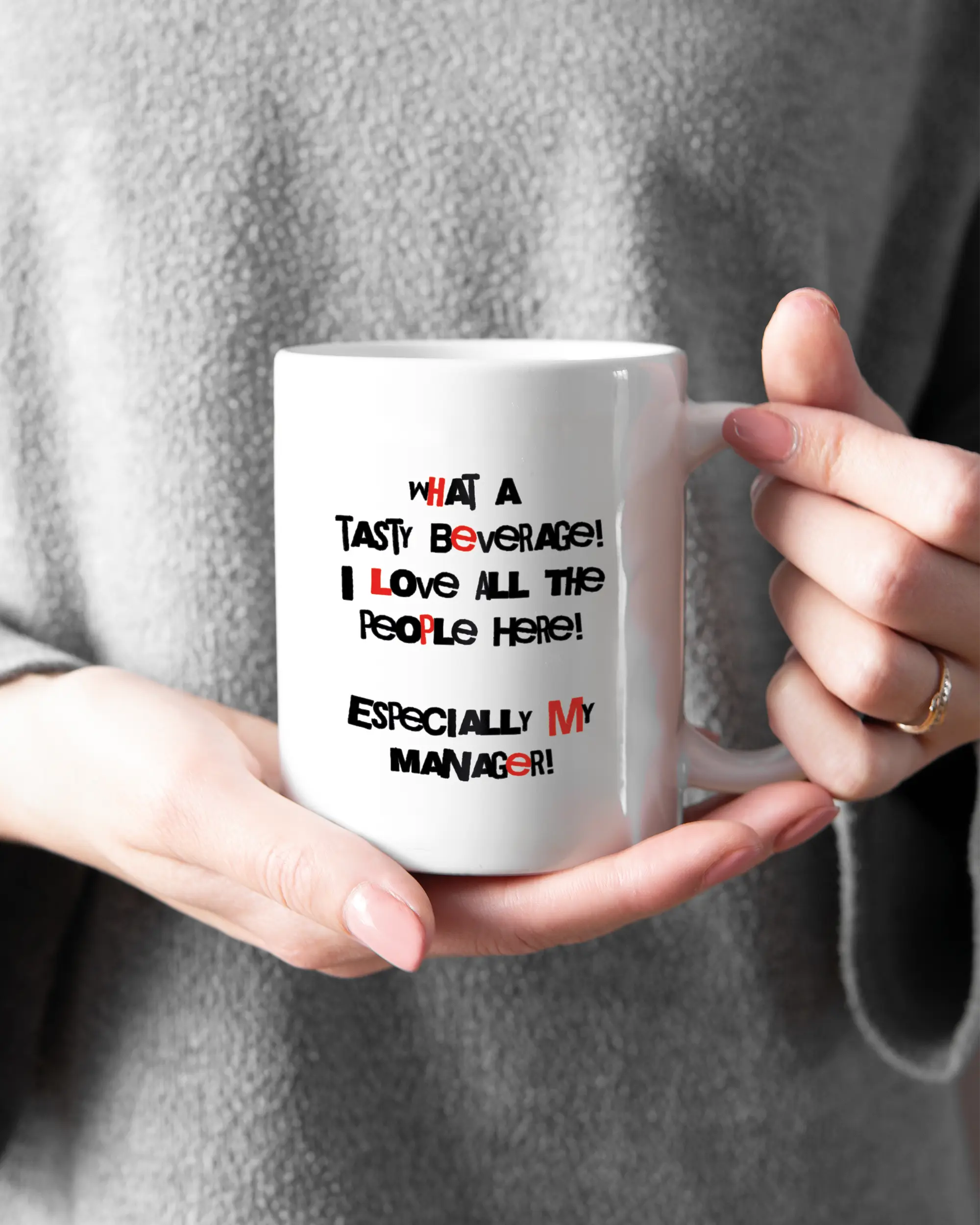 Rechte Seite der beidseitig bedruckten Keramiktasse von Maondo mit dem Design Help me in der Farbe White gehalten von Frauenhänden