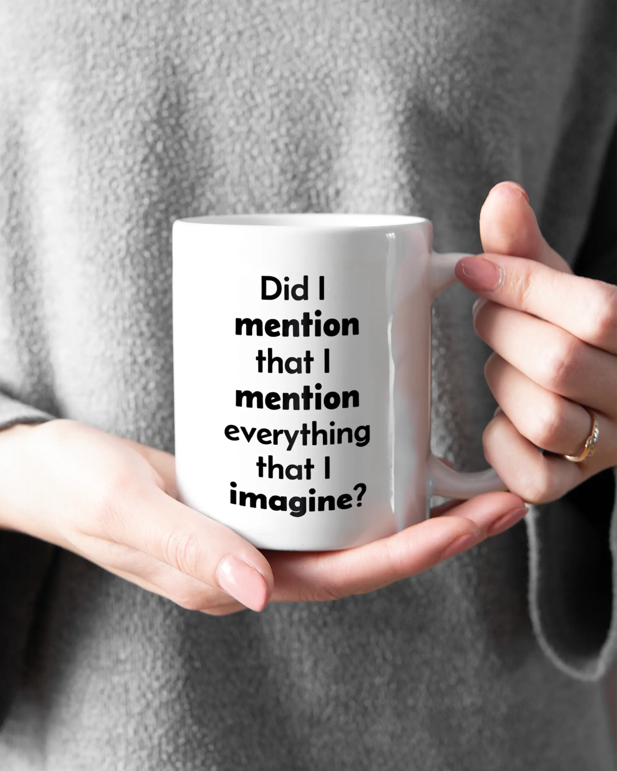 Rechte Seite der beidseitig bedruckten Keramiktasse von Maondo mit dem Design Did I mention in der Farbe White gehalten von Frauenhänden