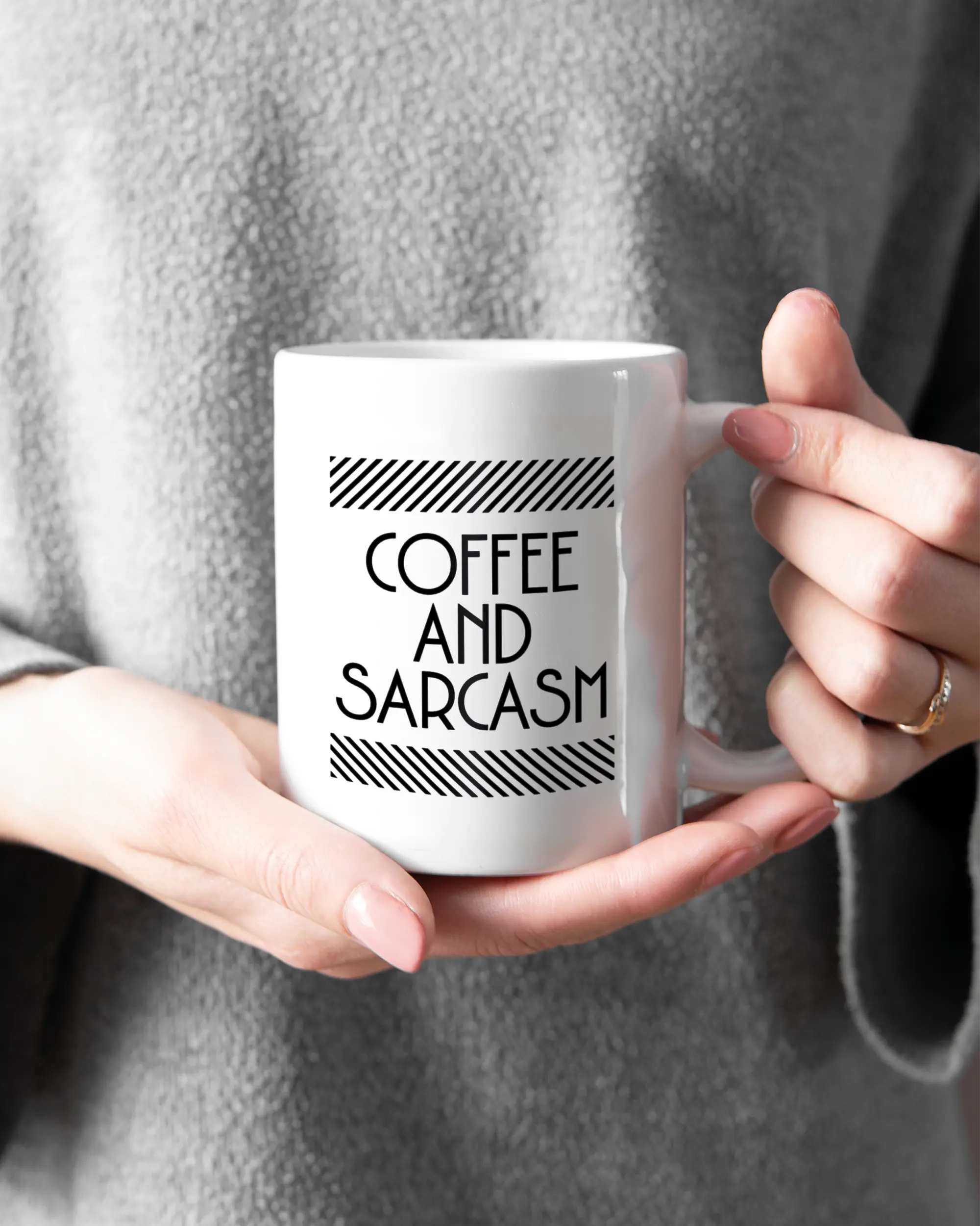 Rechte Seite der beidseitig bedruckten Keramiktasse von Maondo mit dem Design Sarcastic Cup in der Farbe White gehalten von Frauenhänden