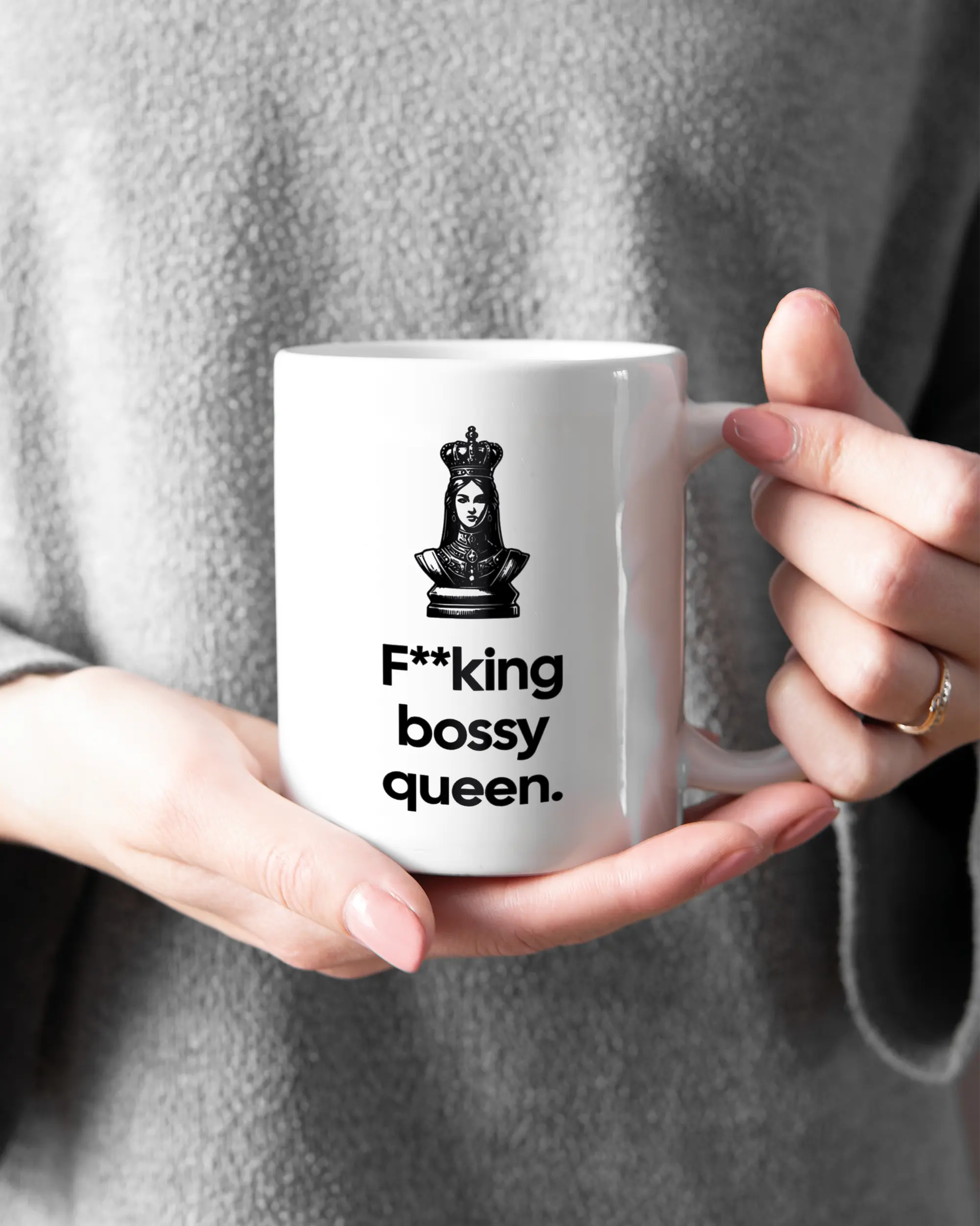 Rechte Seite der beidseitig bedruckten Keramiktasse von Maondo mit dem Design Bossy Queen in der Farbe White gehalten von Frauenhänden