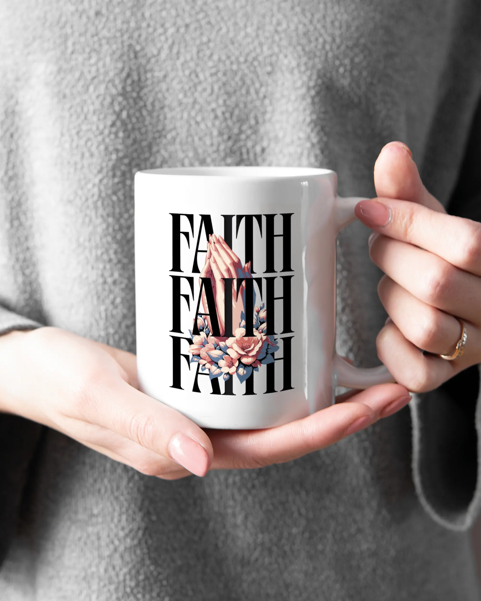 Rechte Seite der beidseitig bedruckten Keramiktasse von Maondo mit dem Design Faith X3 in der Farbe White gehalten von Frauenhänden