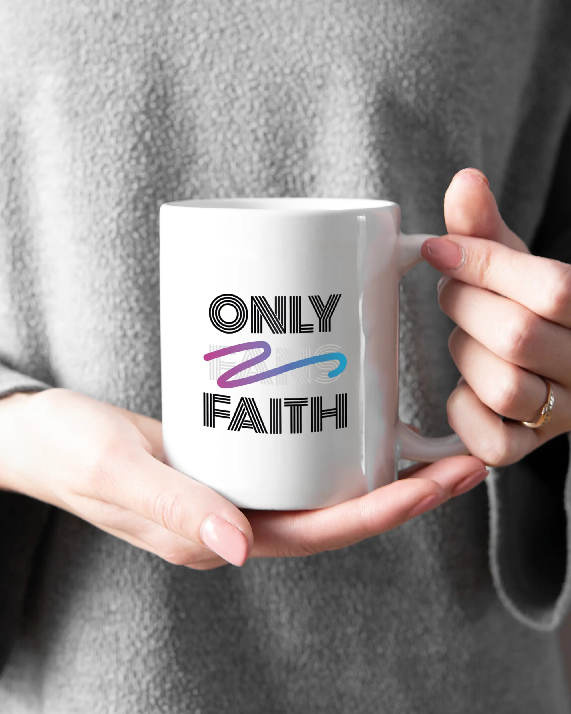 Rechte Seite der beidseitig bedruckten Keramiktasse von Maondo mit dem Design Only Faith in der Farbe White gehalten von Frauenhänden