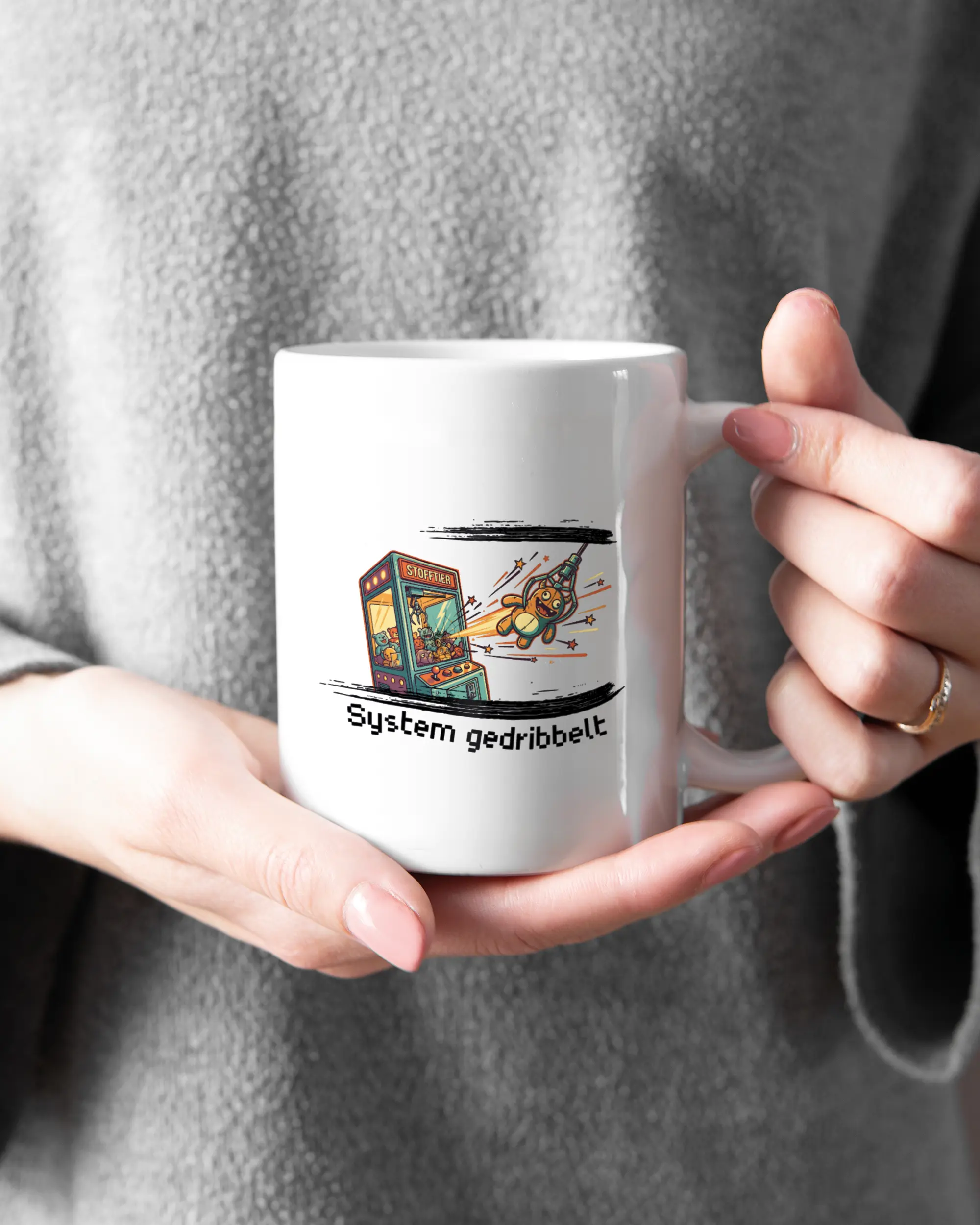 Rechte Seite der beidseitig bedruckten Keramiktasse von Maondo mit dem Design System gedribbelt in der Farbe White gehalten von Frauenhänden