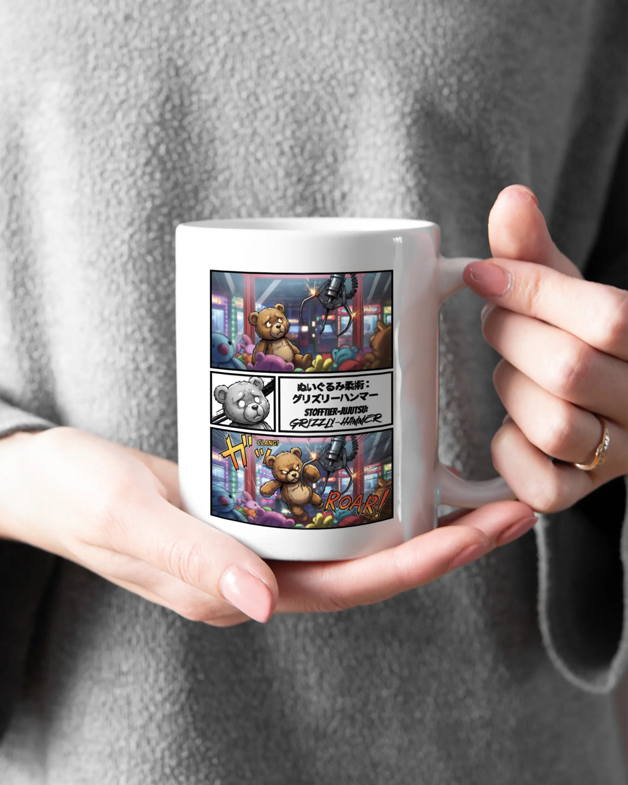 Rechte Seite der beidseitig bedruckten Keramiktasse von Maondo mit dem Design Manga Stoff in der Farbe White gehalten von Frauenhänden