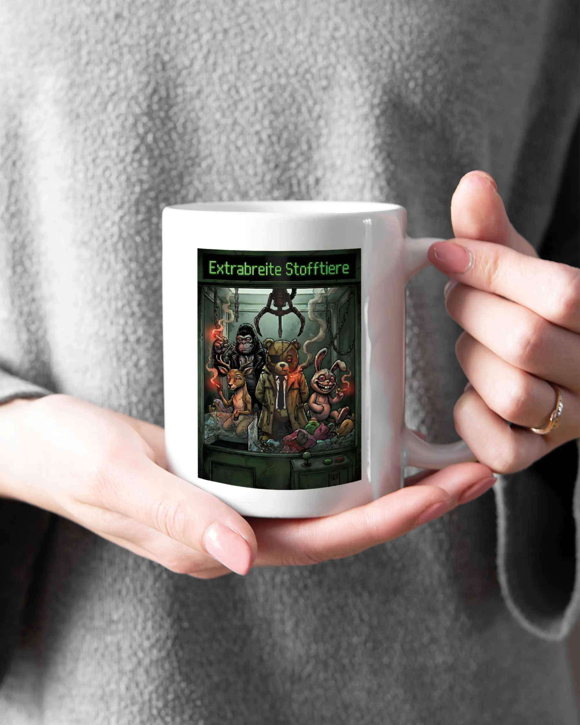 Rechte Seite der beidseitig bedruckten Keramiktasse von Maondo mit dem Design Extrabreit in der Farbe White gehalten von Frauenhänden