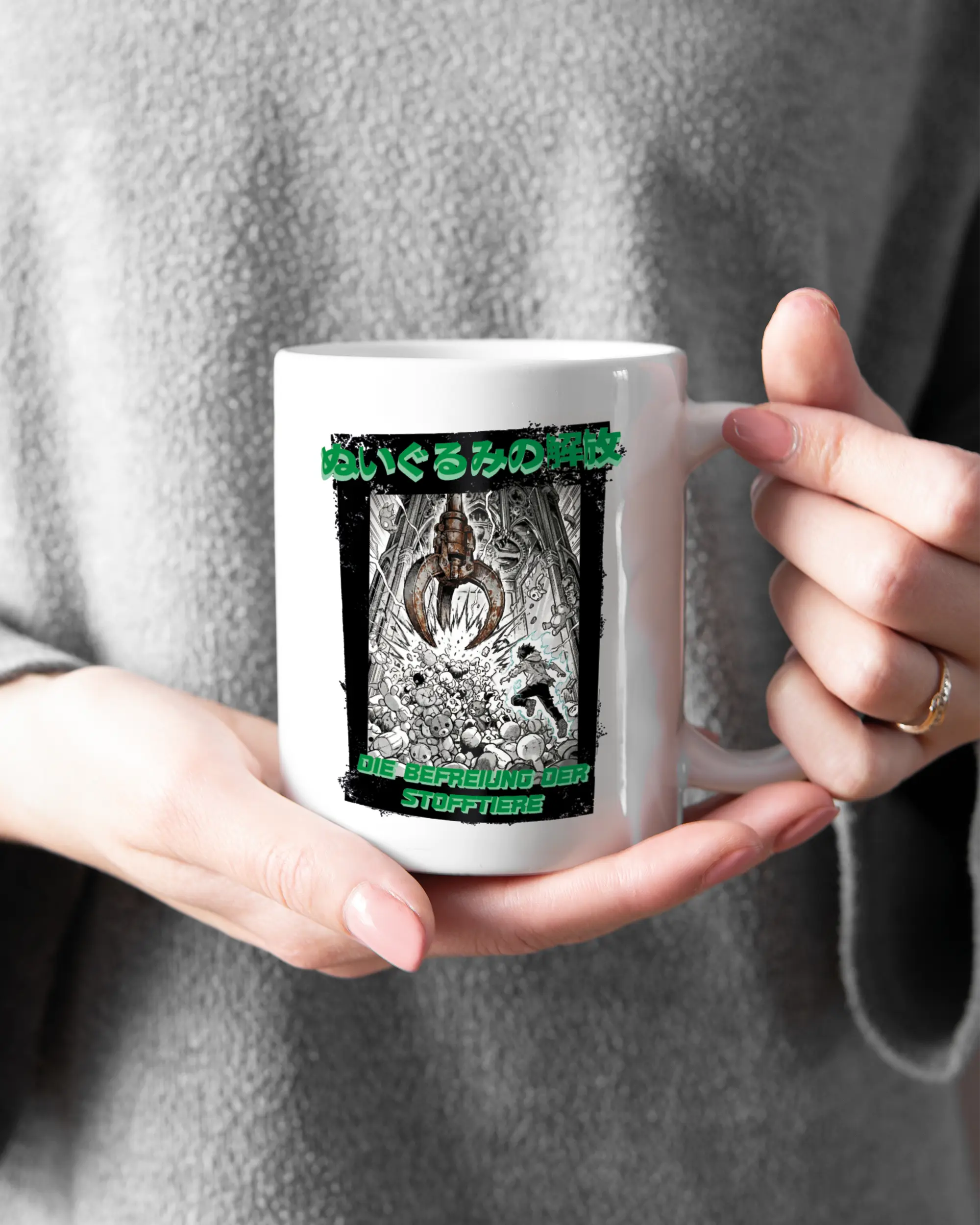 Rechte Seite der beidseitig bedruckten Keramiktasse von Maondo mit dem Design Save 1 Stofftier in der Farbe White gehalten von Frauenhänden