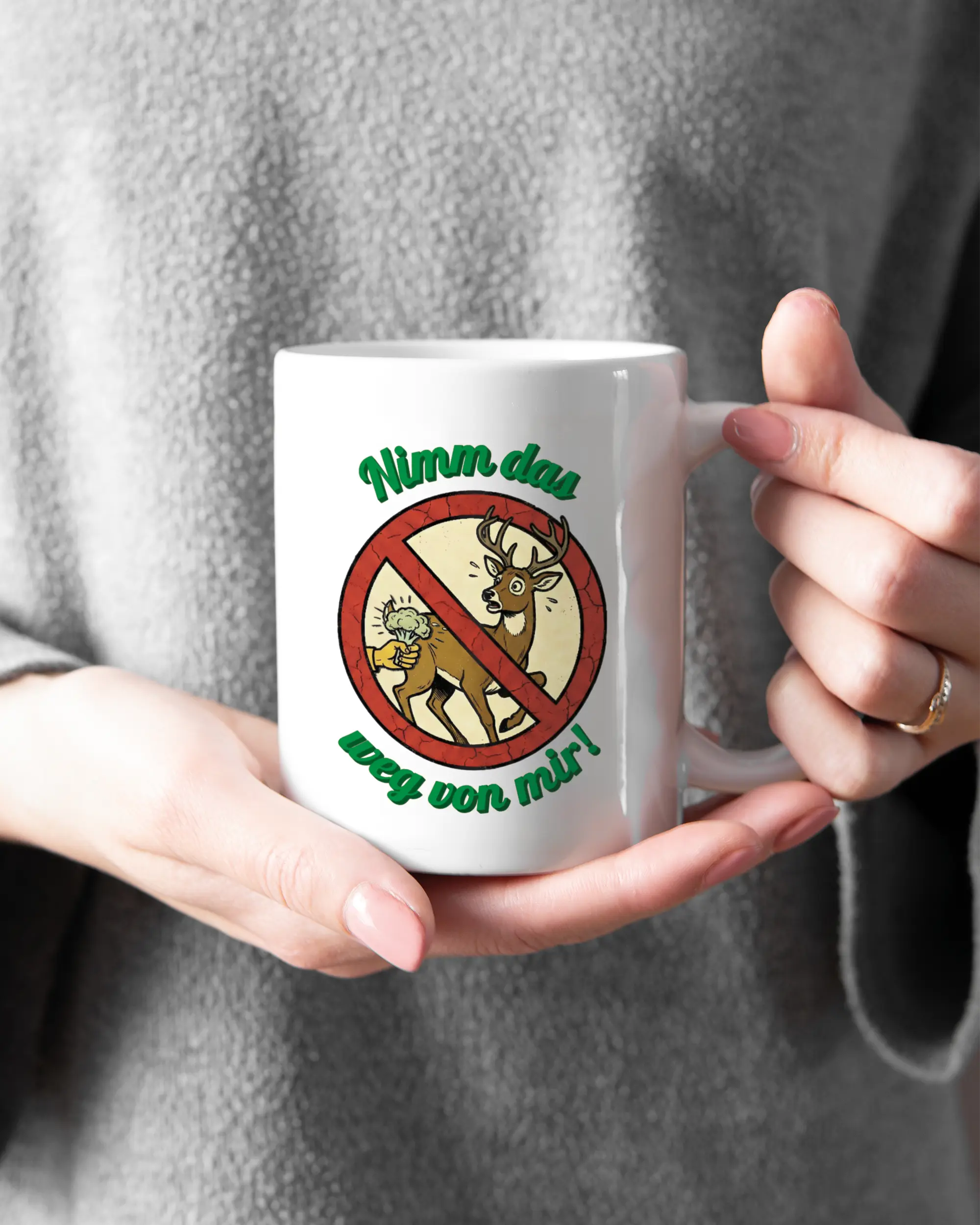 Rechte Seite der beidseitig bedruckten Keramiktasse von Maondo mit dem Design Reh weg in der Farbe White gehalten von Frauenhänden