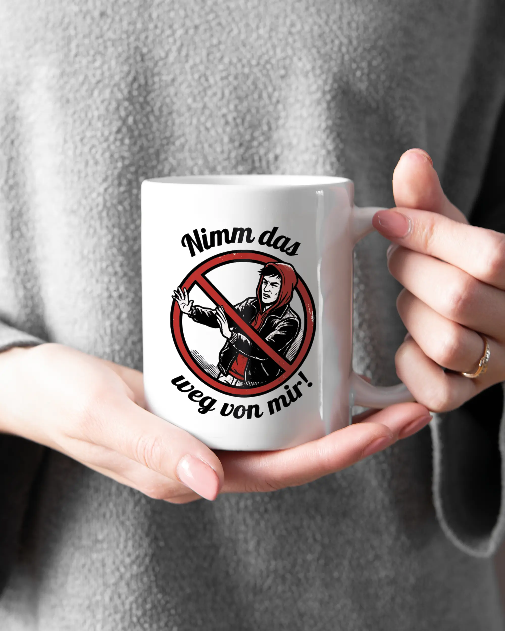 Rechte Seite der beidseitig bedruckten Keramiktasse von Maondo mit dem Design Nimm das weg in der Farbe White gehalten von Frauenhänden