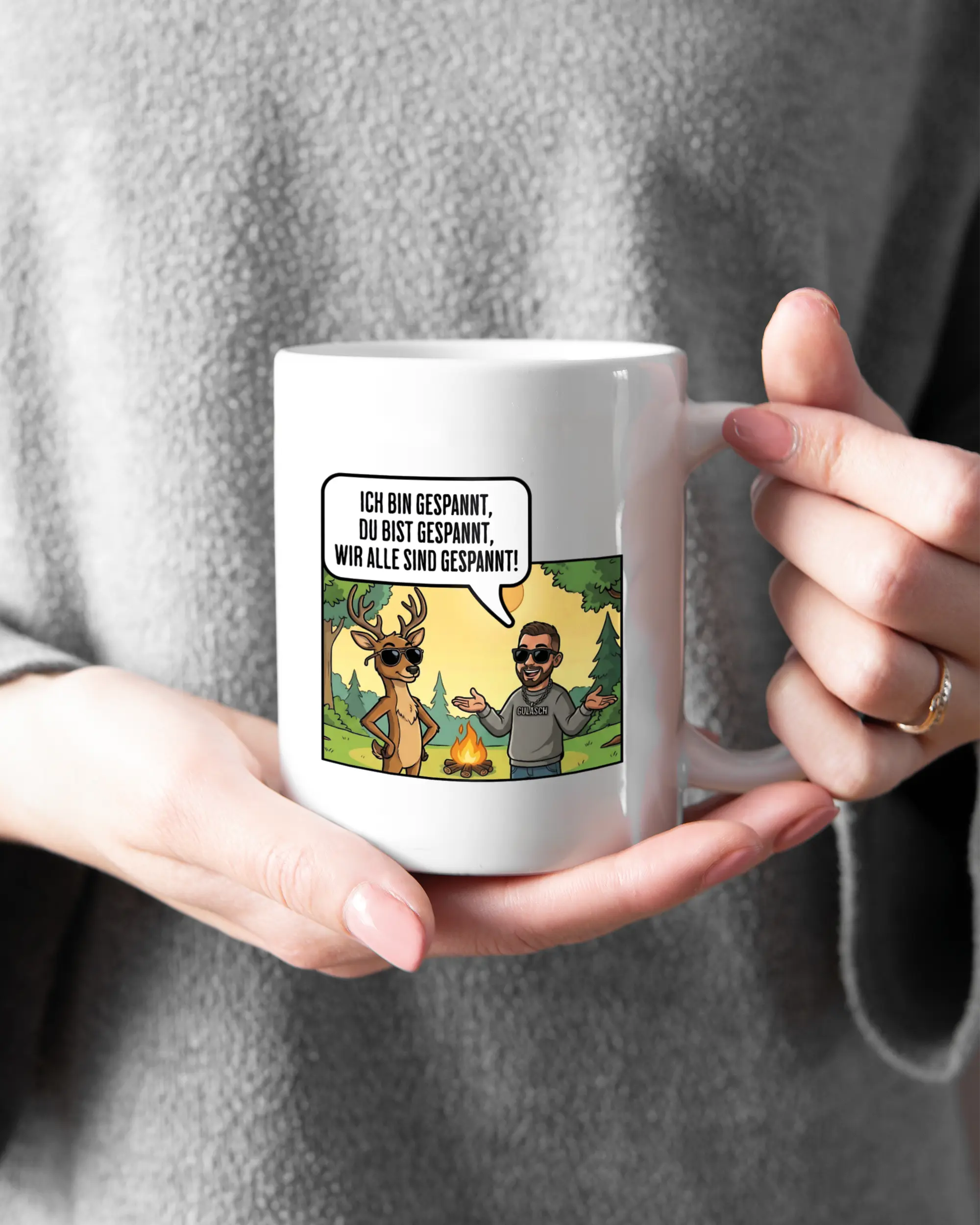 Rechte Seite der beidseitig bedruckten Keramiktasse von Maondo mit dem Design Vollspannung in der Farbe White gehalten von Frauenhänden