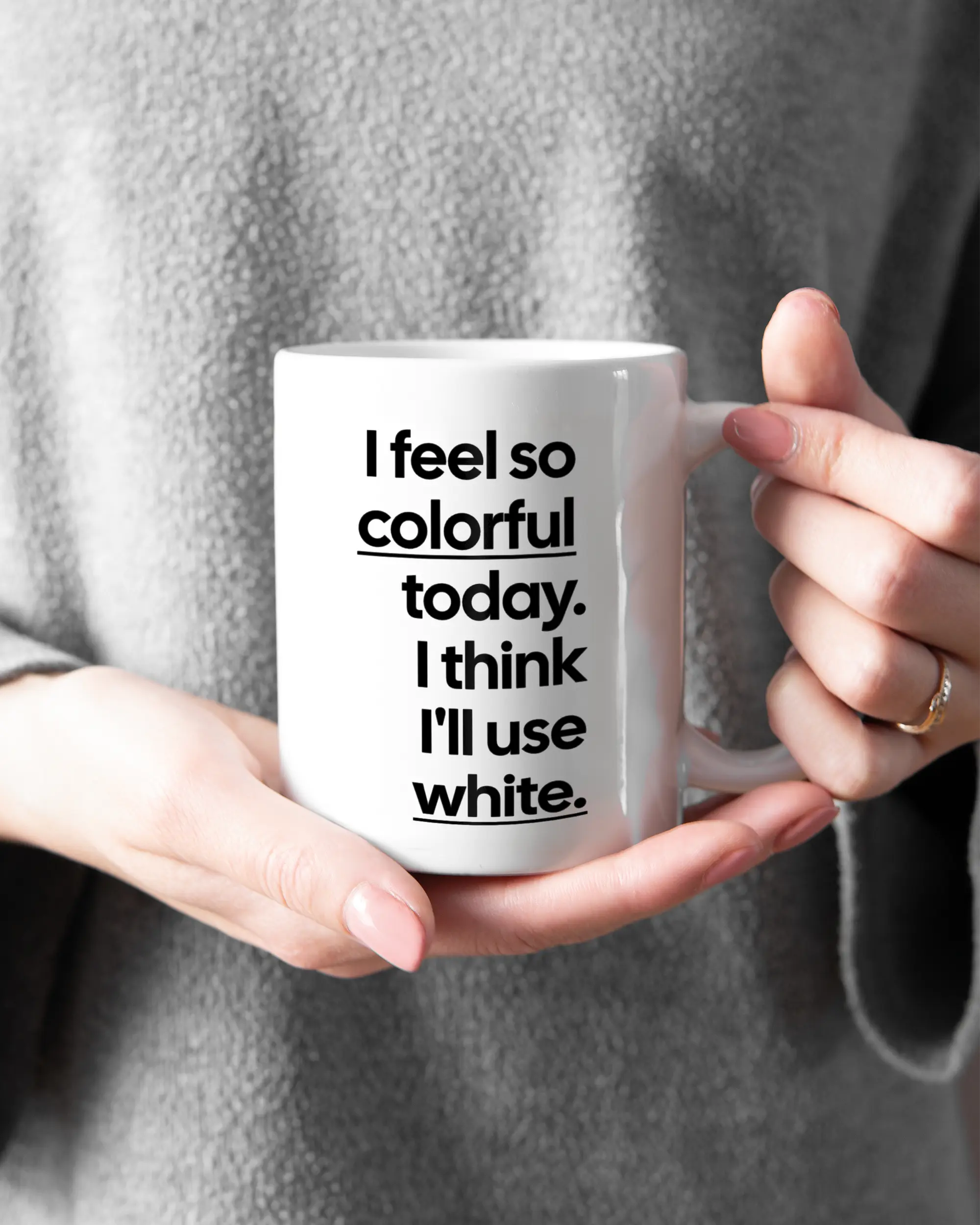 Rechte Seite der beidseitig bedruckten Keramiktasse von Maondo mit dem Design Colorful Day in der Farbe White gehalten von Frauenhänden