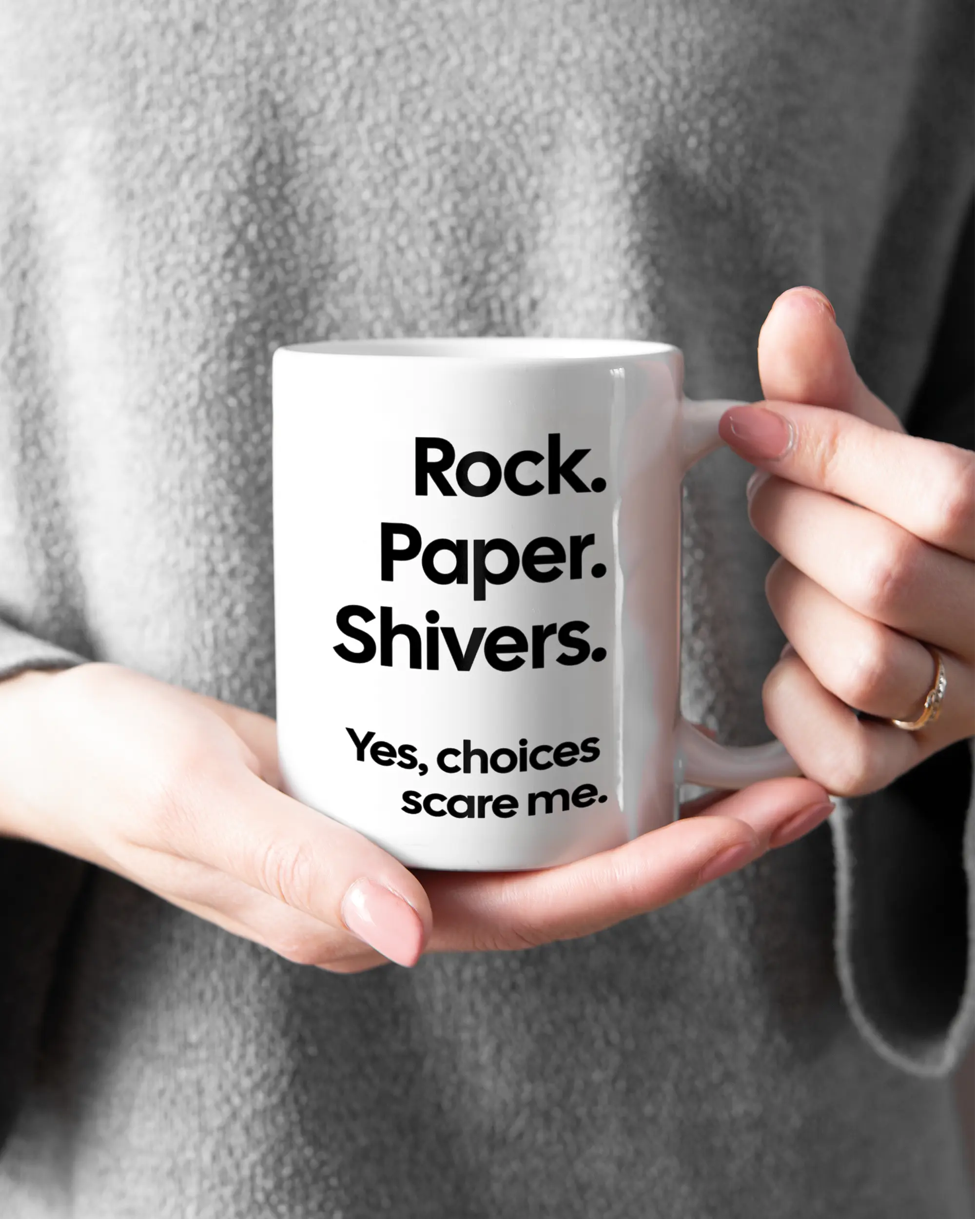 Rechte Seite der beidseitig bedruckten Keramiktasse von Maondo mit dem Design Rock Paper Shivers in der Farbe White gehalten von Frauenhänden