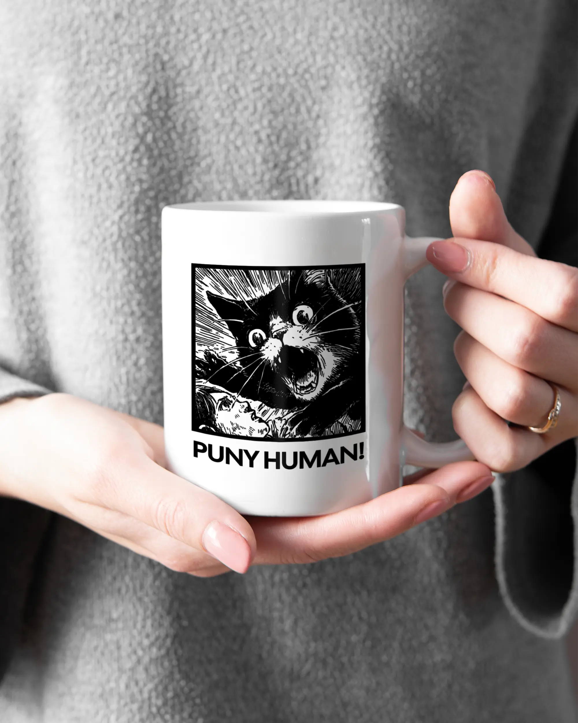 Rechte Seite der beidseitig bedruckten Keramiktasse von Maondo mit dem Design Puny Human in der Farbe White gehalten von Frauenhänden