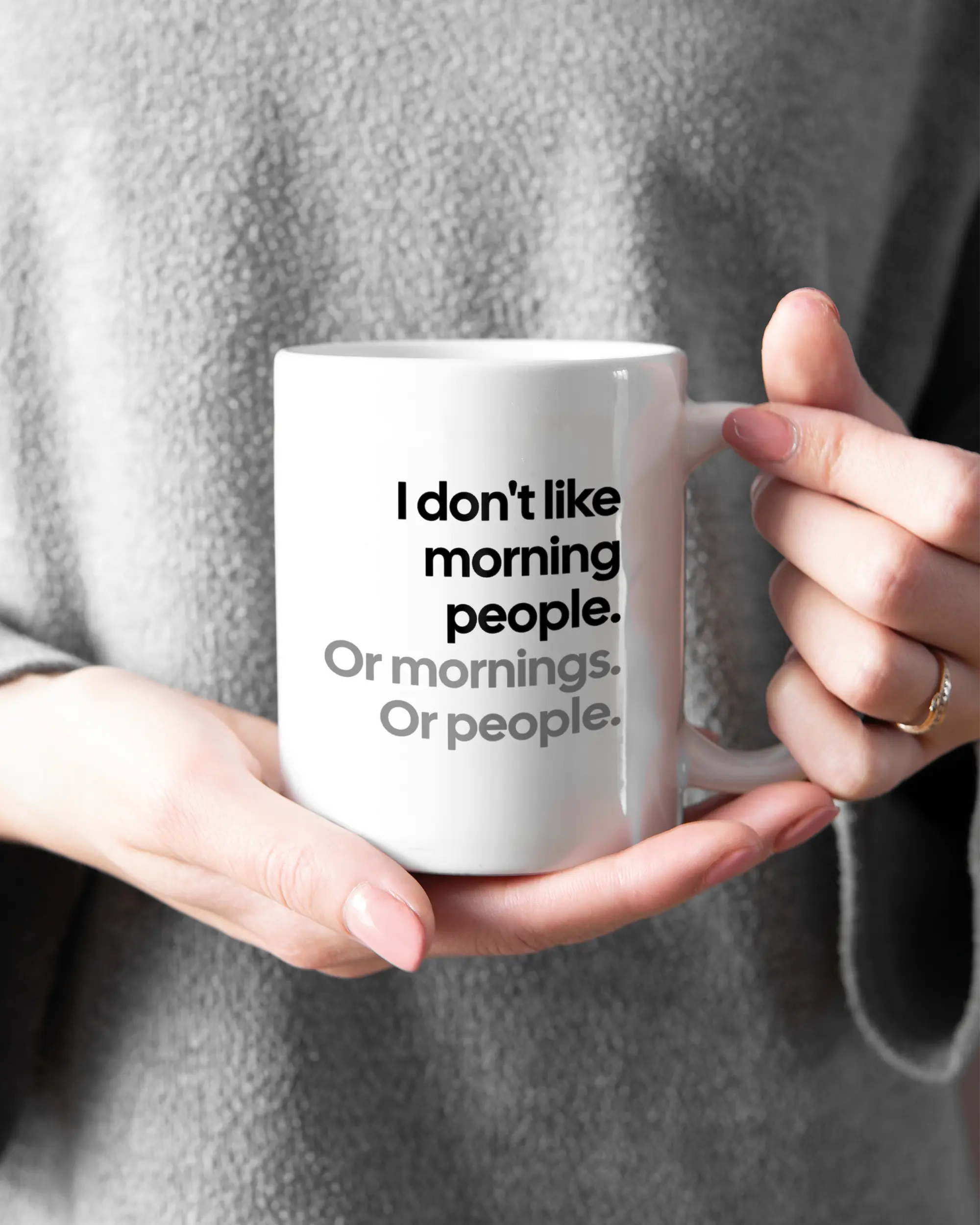 Rechte Seite der beidseitig bedruckten Keramiktasse von Maondo mit dem Design Morning Person in der Farbe White gehalten von Frauenhänden