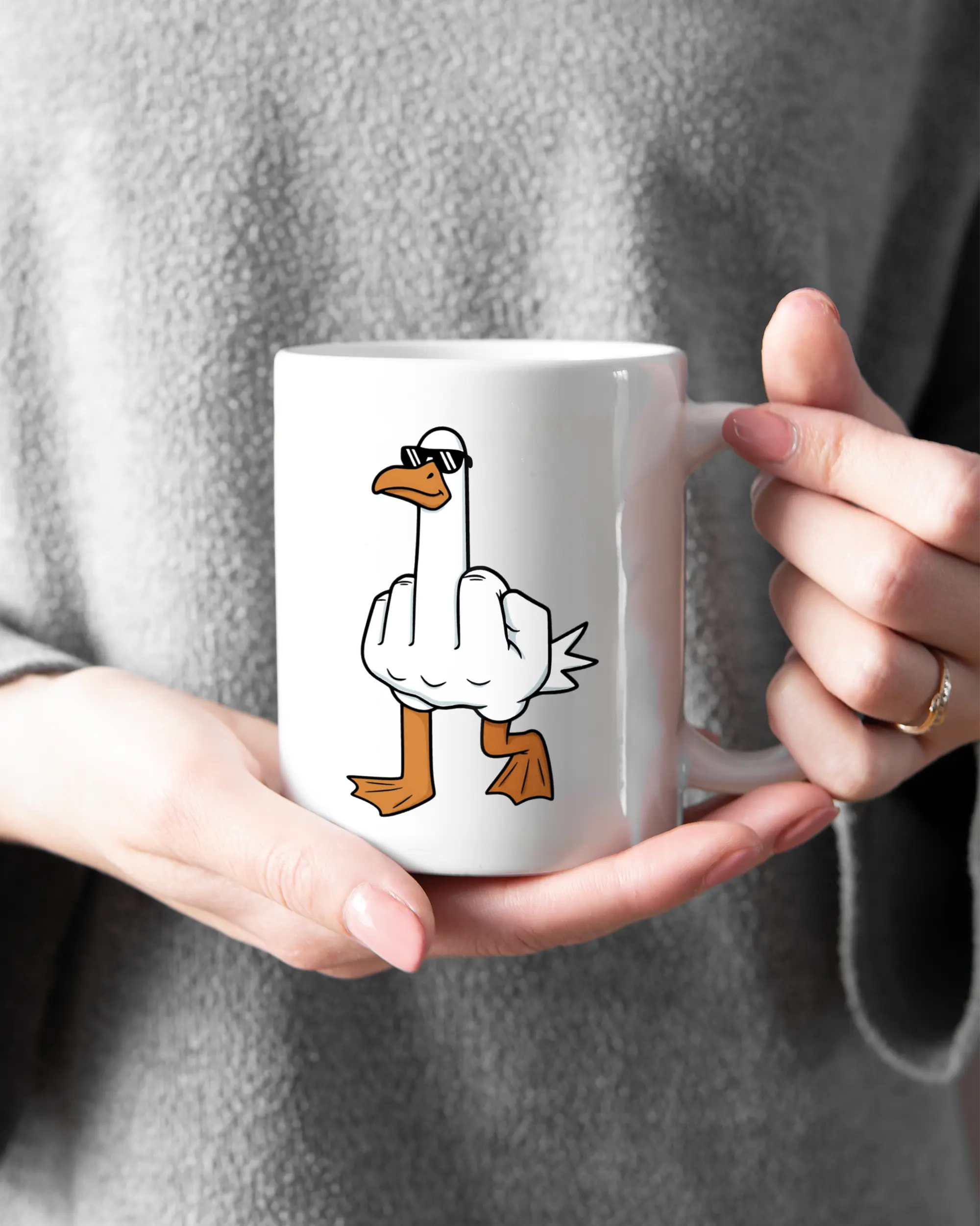 Rechte Seite der beidseitig bedruckten Keramiktasse von Maondo mit dem Design I give a duck in der Farbe White gehalten von Frauenhänden