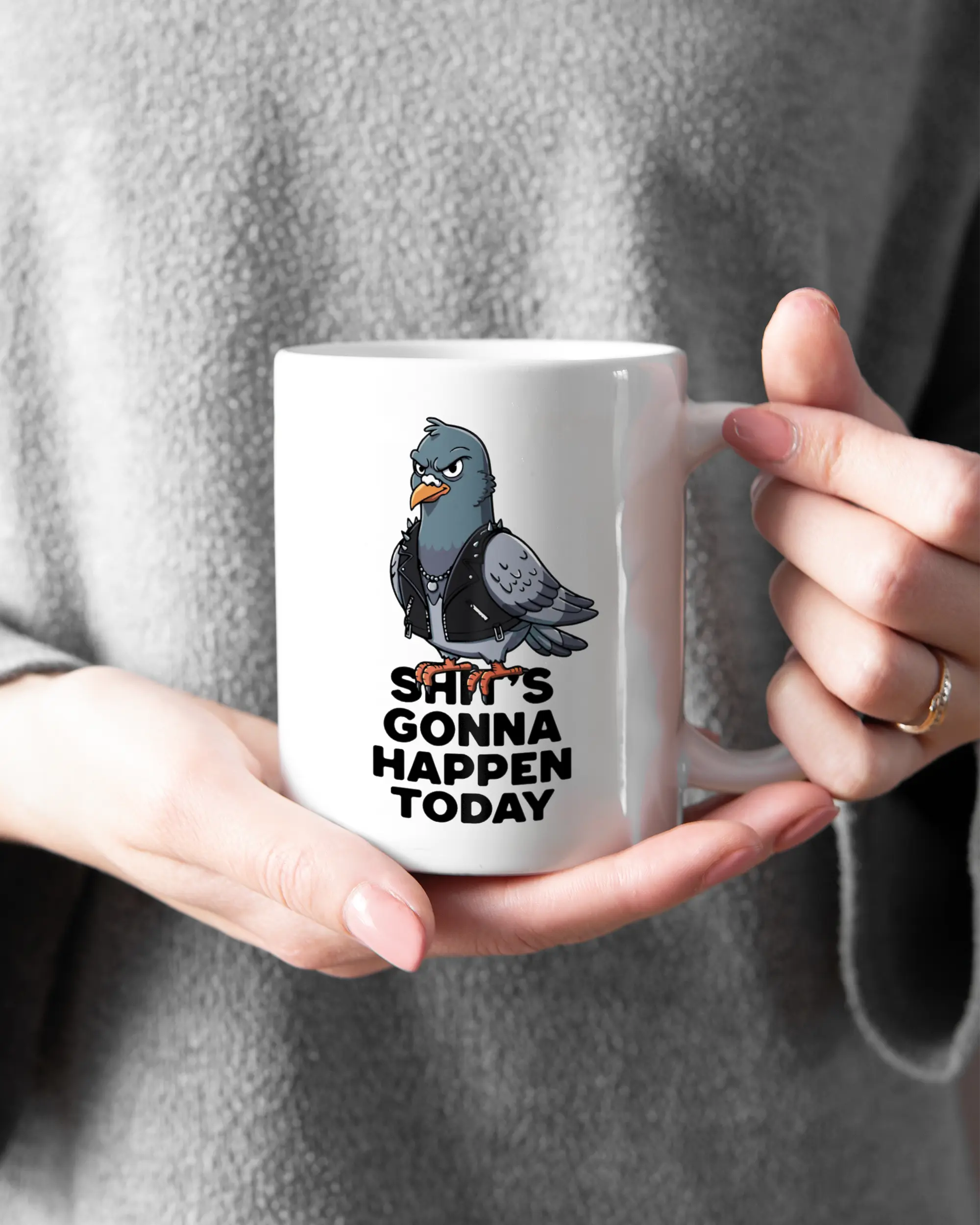 Rechte Seite der beidseitig bedruckten Keramiktasse von Maondo mit dem Design Pigeon Pun in der Farbe White gehalten von Frauenhänden