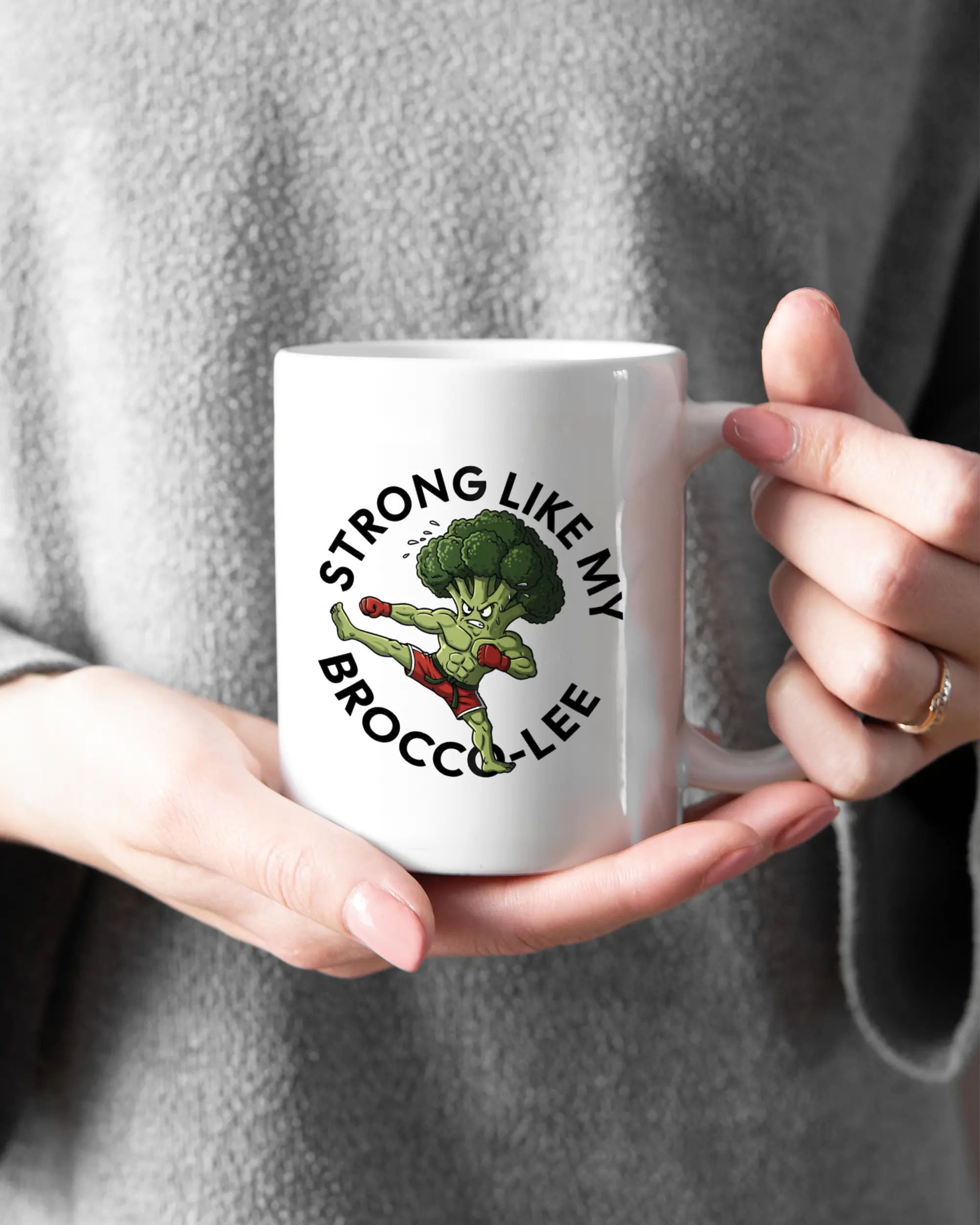 Rechte Seite der beidseitig bedruckten Keramiktasse von Maondo mit dem Design Brocco-Lee in der Farbe White gehalten von Frauenhänden