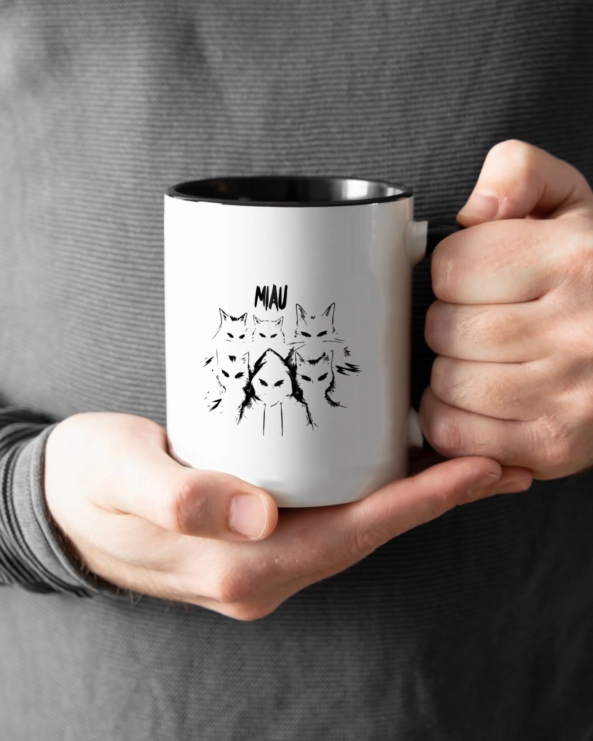 Closeup Modelshot Mann der beidseitig bedruckten Keramik Tasse von Maondo mit dem Design Miau Gang in der Farbe Schwarz-Weiß