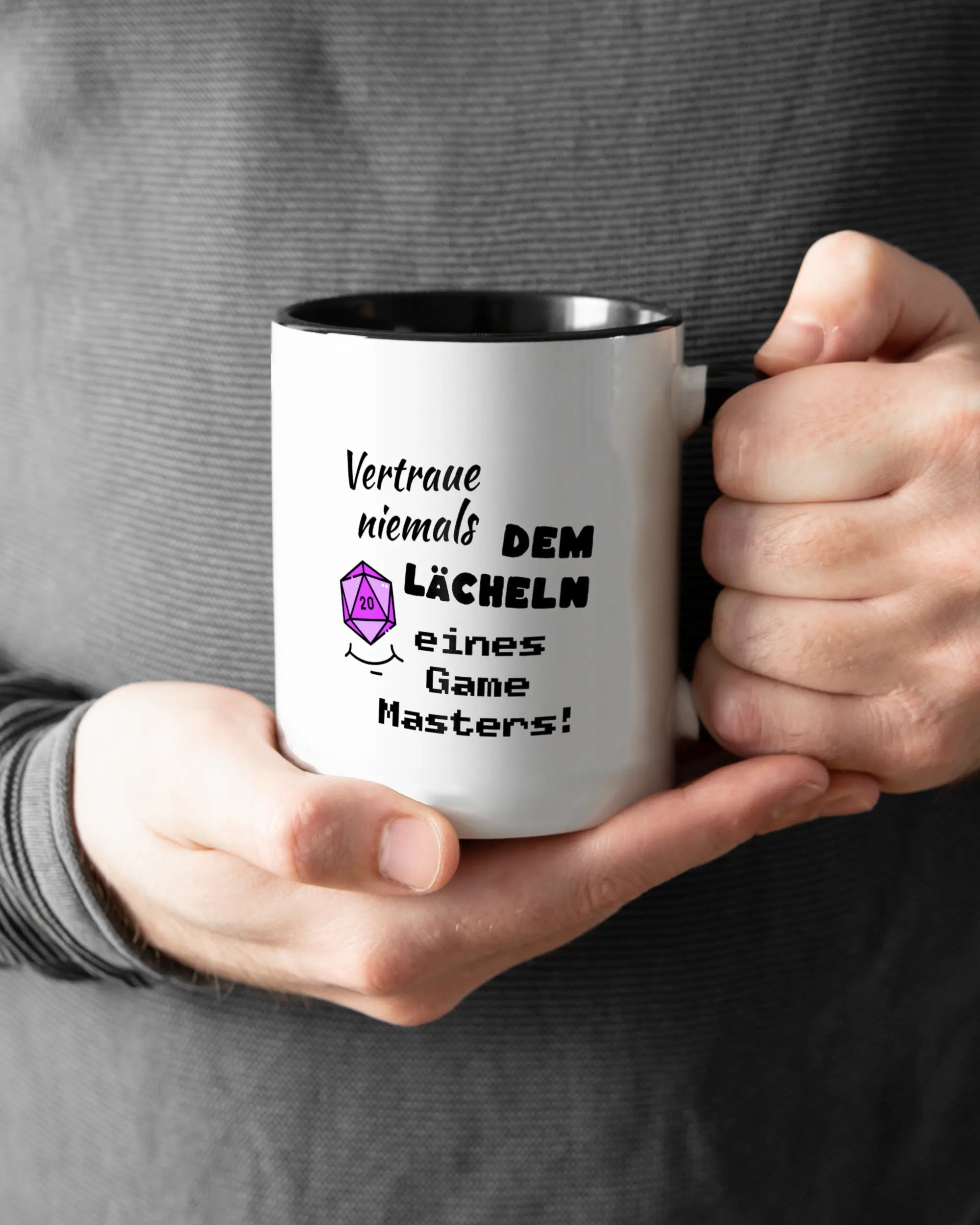 Closeup Modelshot Mann der beidseitig bedruckten Keramik Tasse von Maondo mit dem Design Game Master in der Farbe Schwarz-Weiß