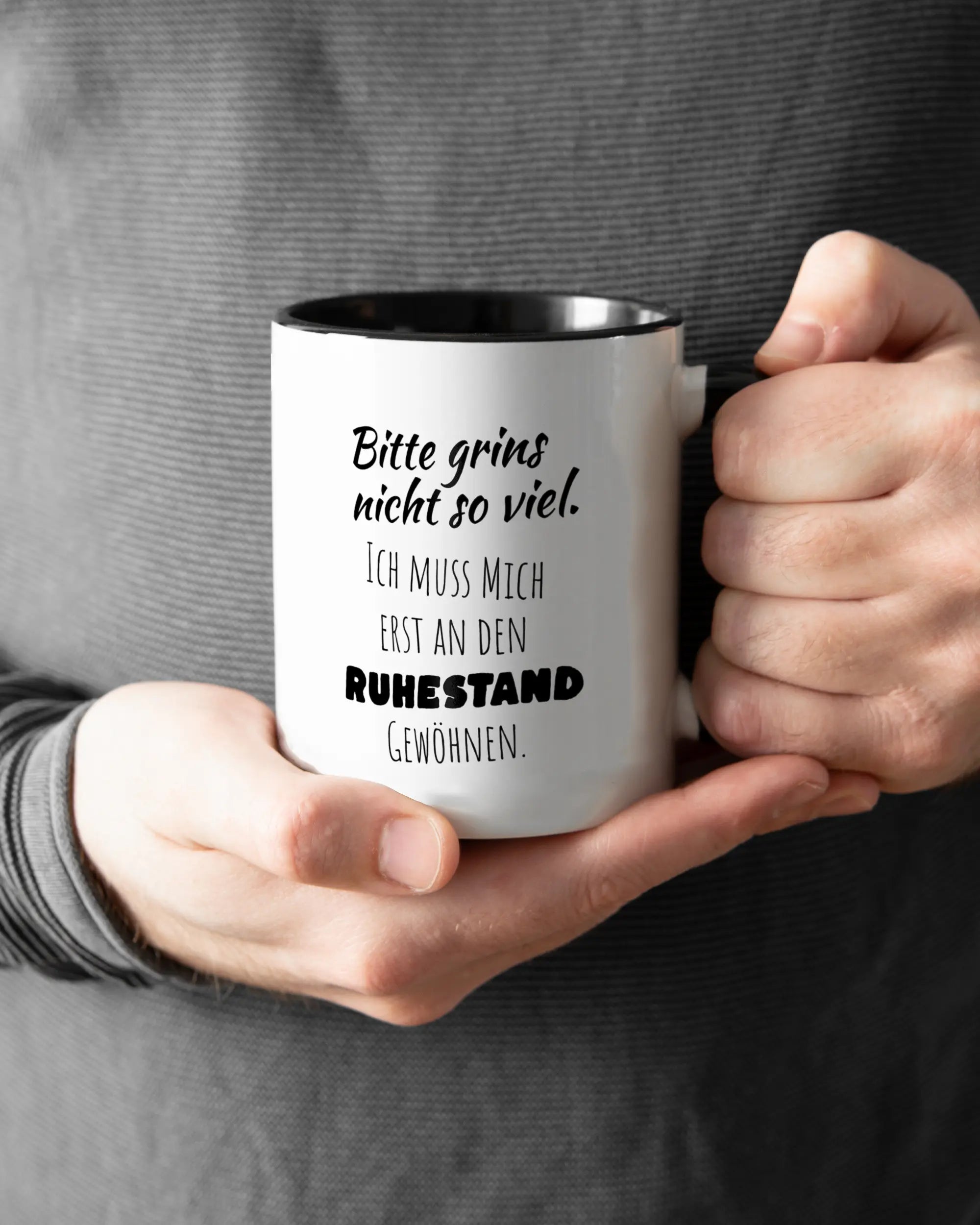 Closeup Modelshot Mann der beidseitig bedruckten Keramik Tasse von Maondo mit dem Design Ruhestandslos in der Farbe Schwarz-Weiß