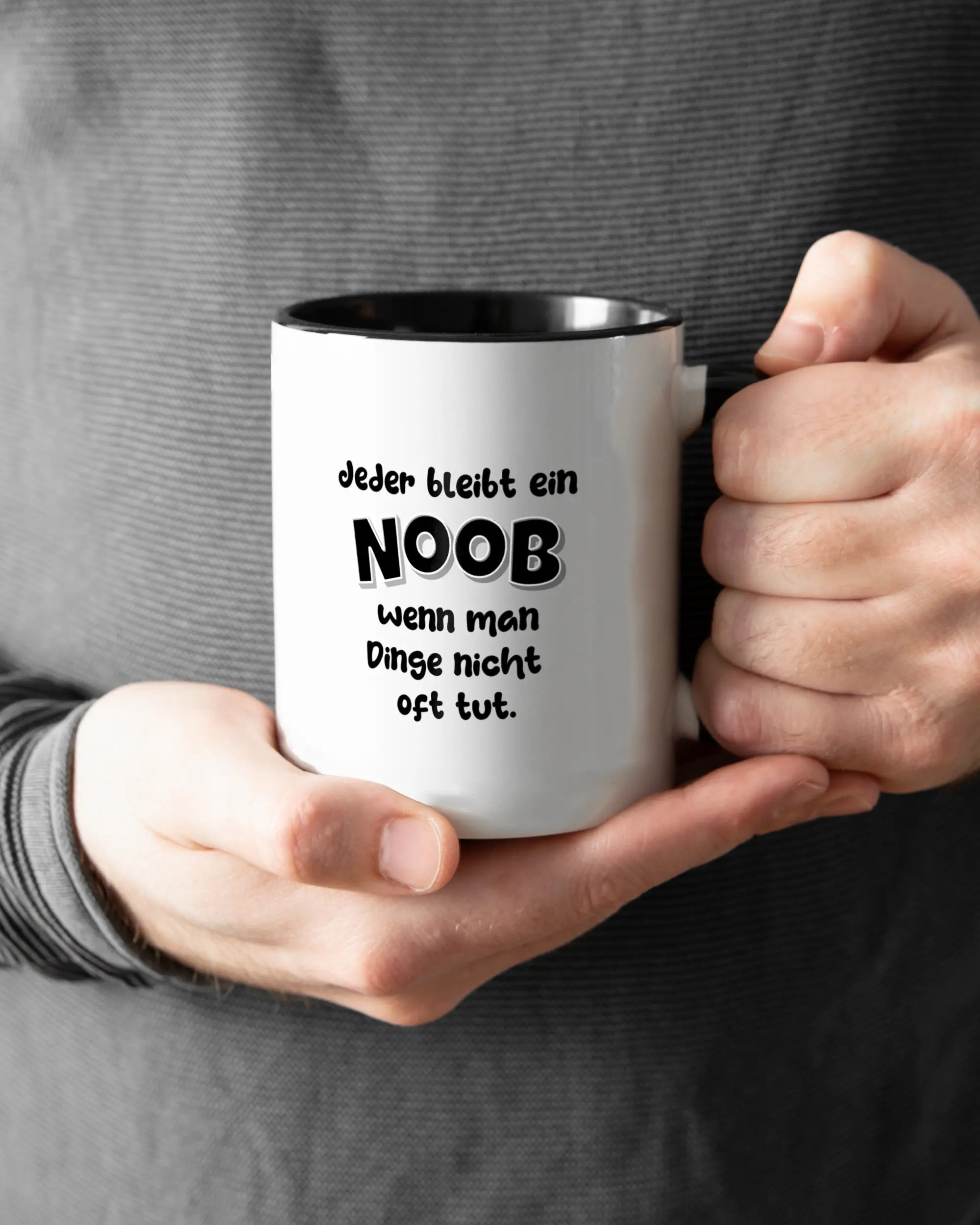 Closeup Modelshot Mann der beidseitig bedruckten Keramik Tasse von Maondo mit dem Design Noob Upgrade in der Farbe Schwarz-Weiß