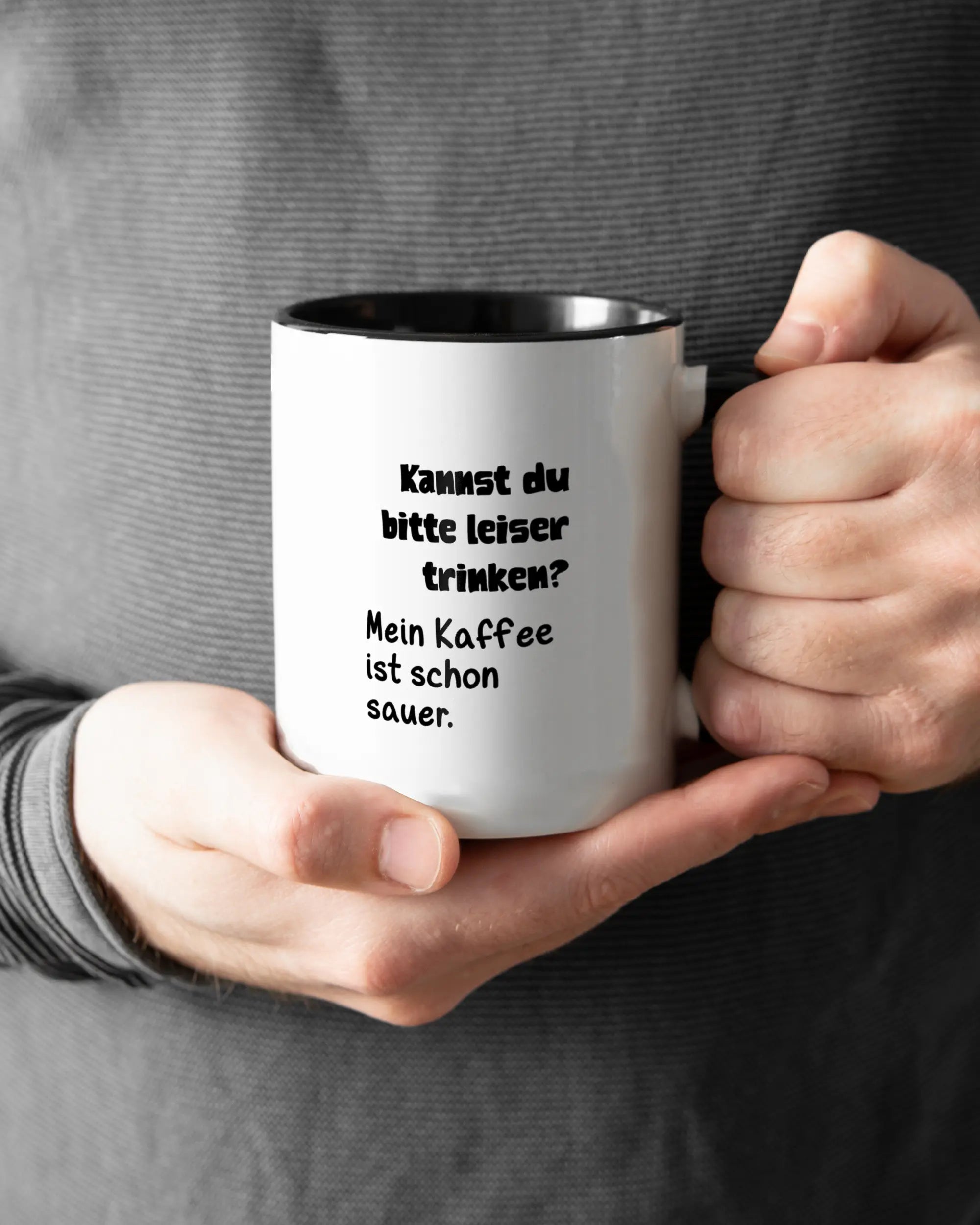 Closeup Modelshot Mann der beidseitig bedruckten Keramik Tasse von Maondo mit dem Design Ruhiges Böhnchen in der Farbe Schwarz-Weiß