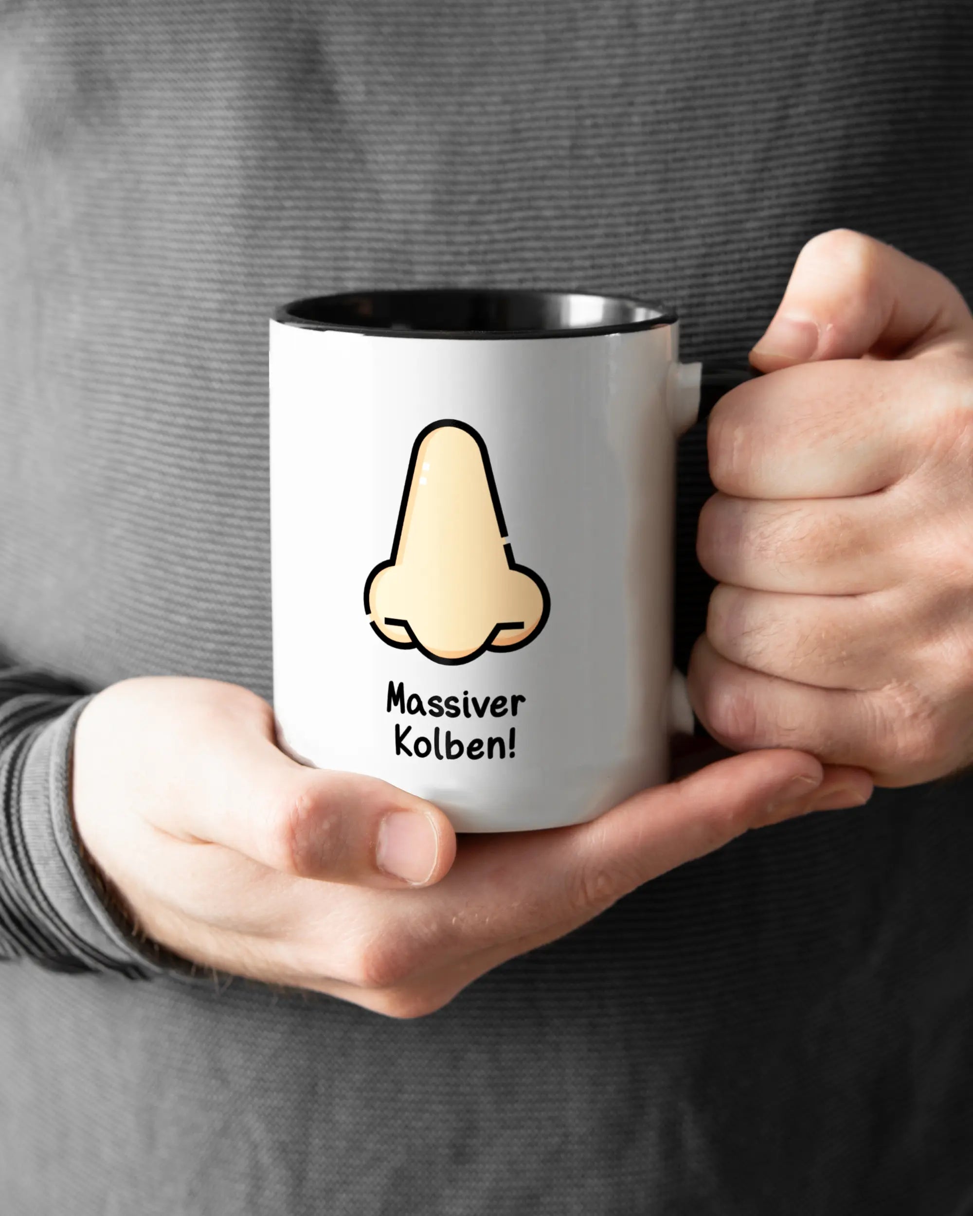 Closeup Modelshot Mann der beidseitig bedruckten Keramik Tasse von Maondo mit dem Design Massiver Kolben in der Farbe Schwarz-Weiß