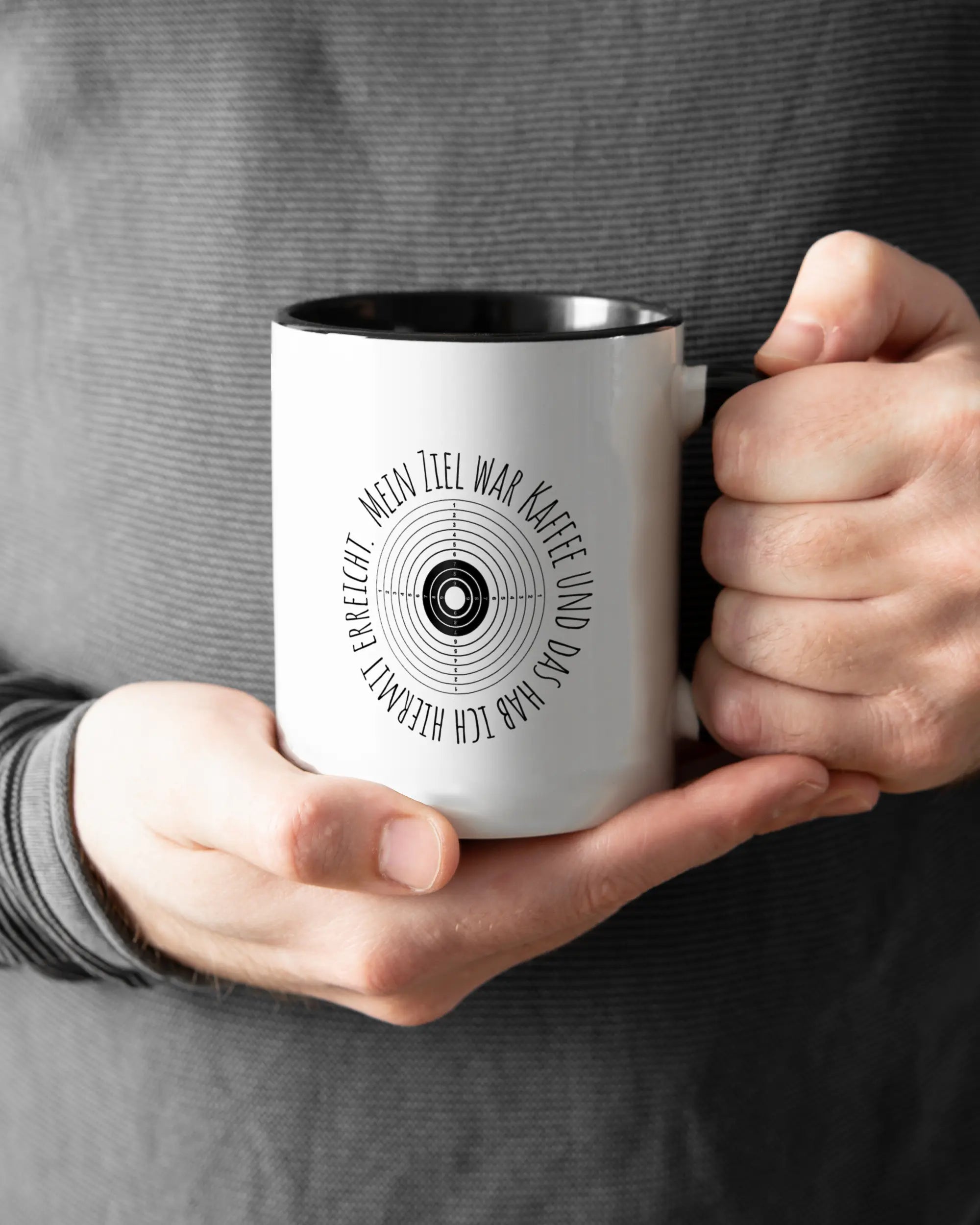 Closeup Modelshot Mann der beidseitig bedruckten Keramik Tasse von Maondo mit dem Design Große Ziele in der Farbe Schwarz-Weiß