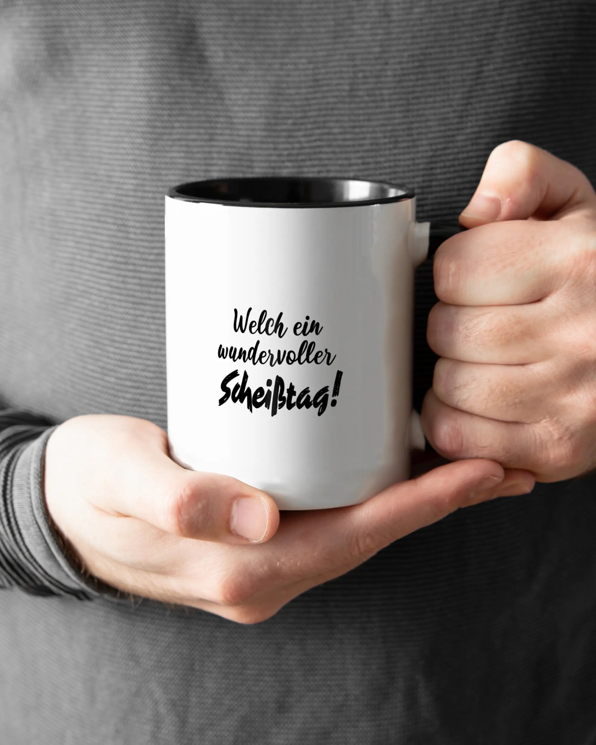 Closeup Modelshot Mann der beidseitig bedruckten Keramik Tasse von Maondo mit dem Design Wundervoller Scheißtag in der Farbe Schwarz-Weiß