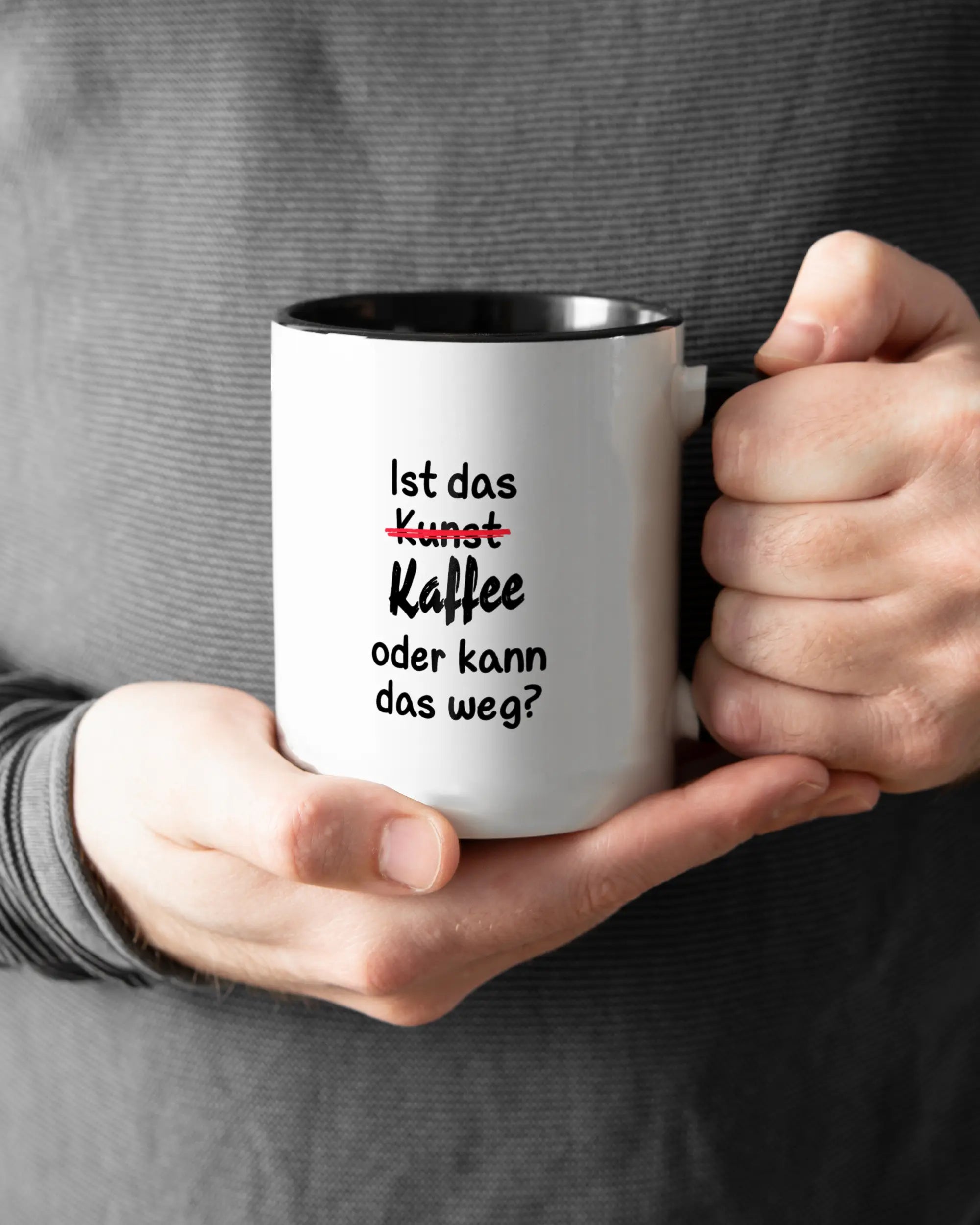 Closeup Modelshot Mann der beidseitig bedruckten Keramik Tasse von Maondo mit dem Design Kaffeekunst in der Farbe Schwarz-Weiß