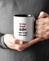 Closeup Modelshot Mann der beidseitig bedruckten Keramik Tasse von Maondo mit dem Design Kaffeekunst in der Farbe Schwarz-Weiß