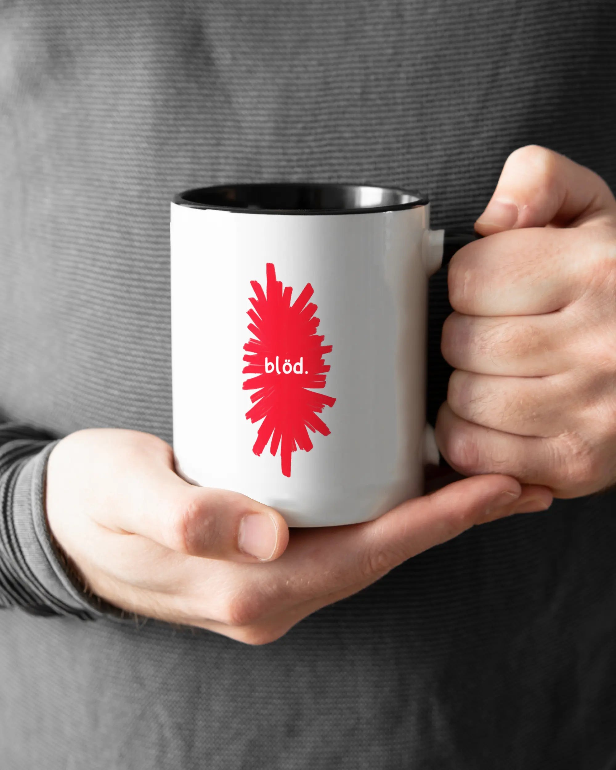 Closeup Modelshot Mann der beidseitig bedruckten Keramik Tasse von Maondo mit dem Design Blöd in der Farbe Schwarz-Weiß