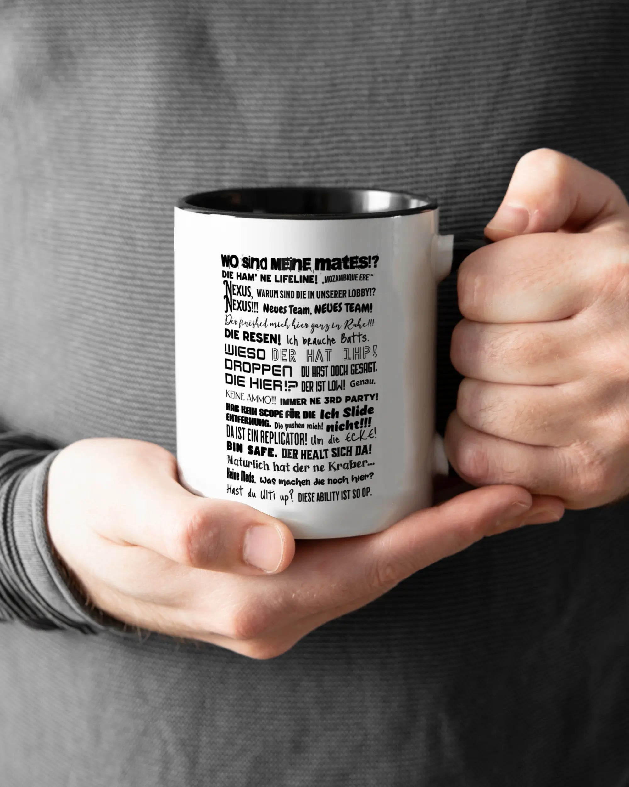 Closeup Modelshot Mann der beidseitig bedruckten Keramik Tasse von Maondo mit dem Design Apex Storytime in der Farbe Schwarz-Weiß