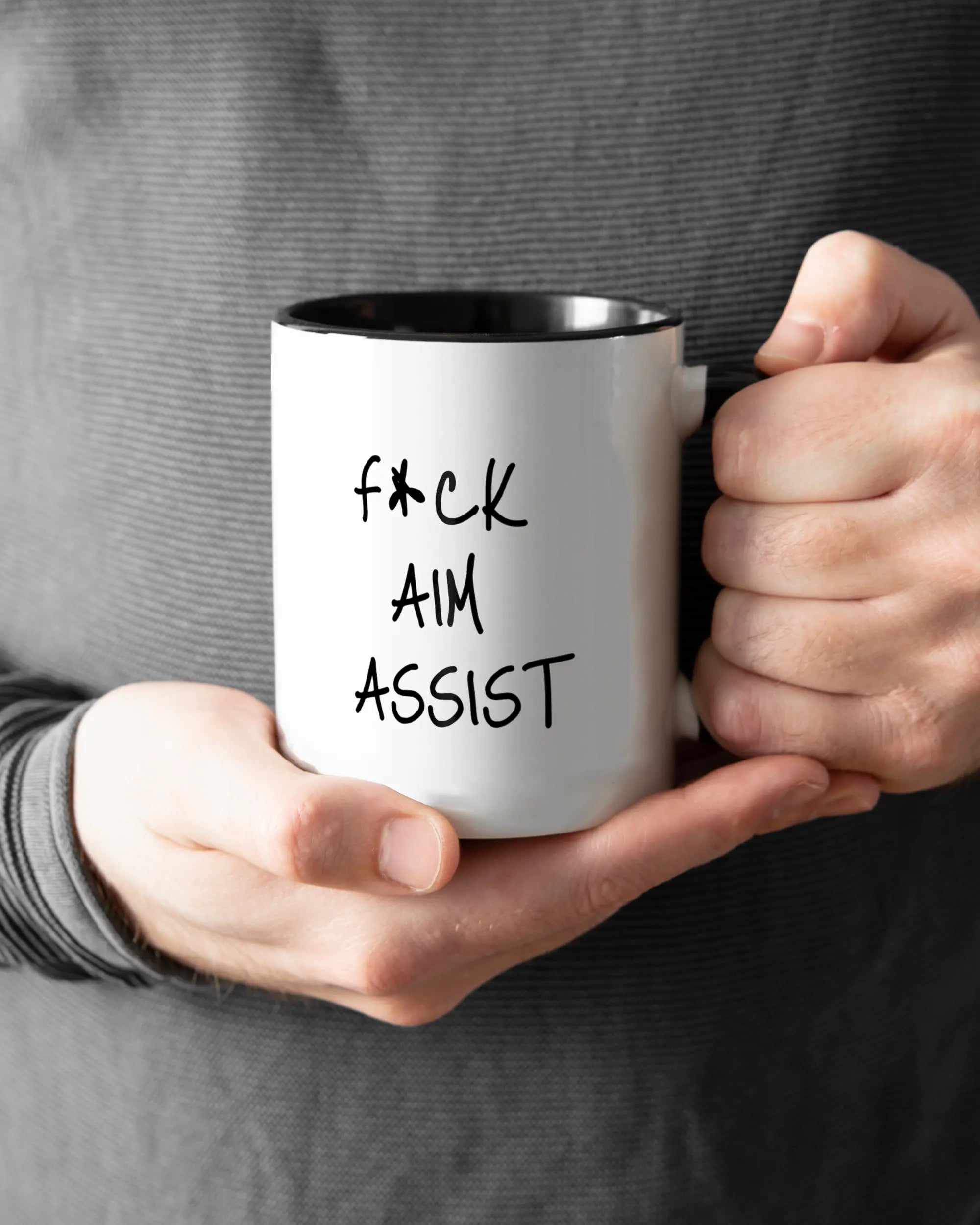 Closeup Modelshot Mann der beidseitig bedruckten Keramik Tasse von Maondo mit dem Design F Aim Assist in der Farbe Schwarz-Weiß