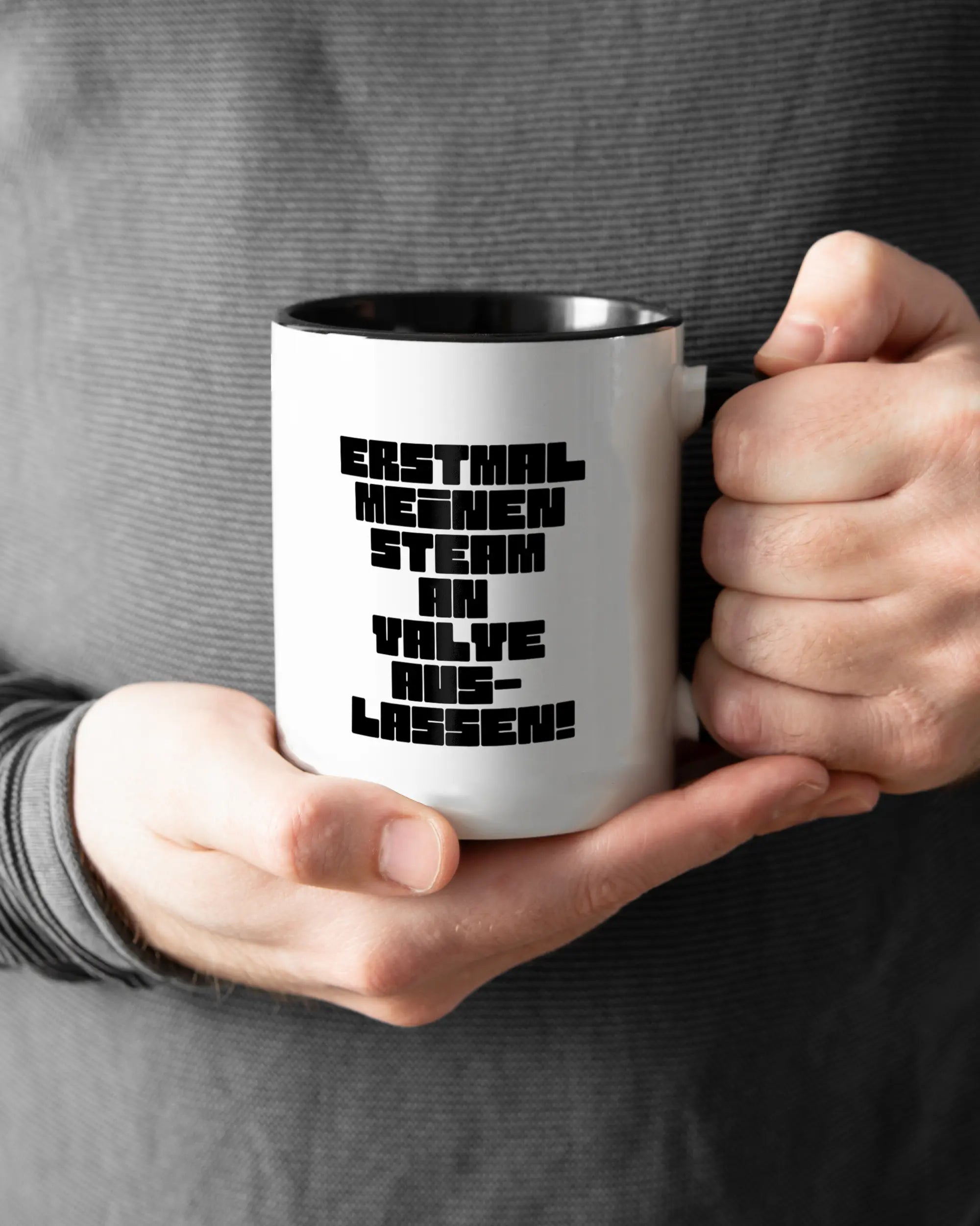 Closeup Modelshot Mann der beidseitig bedruckten Keramik Tasse von Maondo mit dem Design Lass es raus in der Farbe Schwarz-Weiß