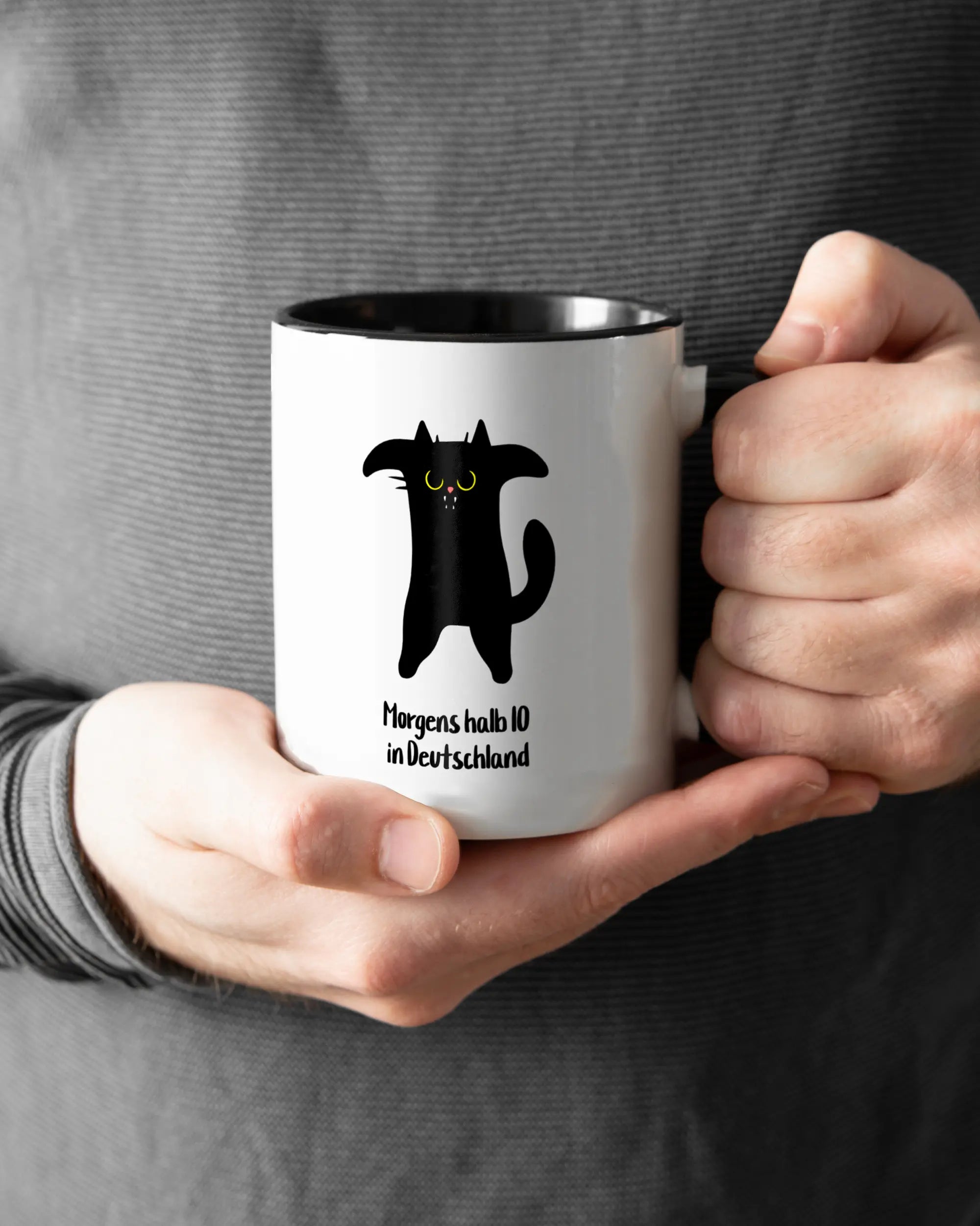 Closeup Modelshot Mann der beidseitig bedruckten Keramik Tasse von Maondo mit dem Design Guten Morgen in der Farbe Schwarz-Weiß