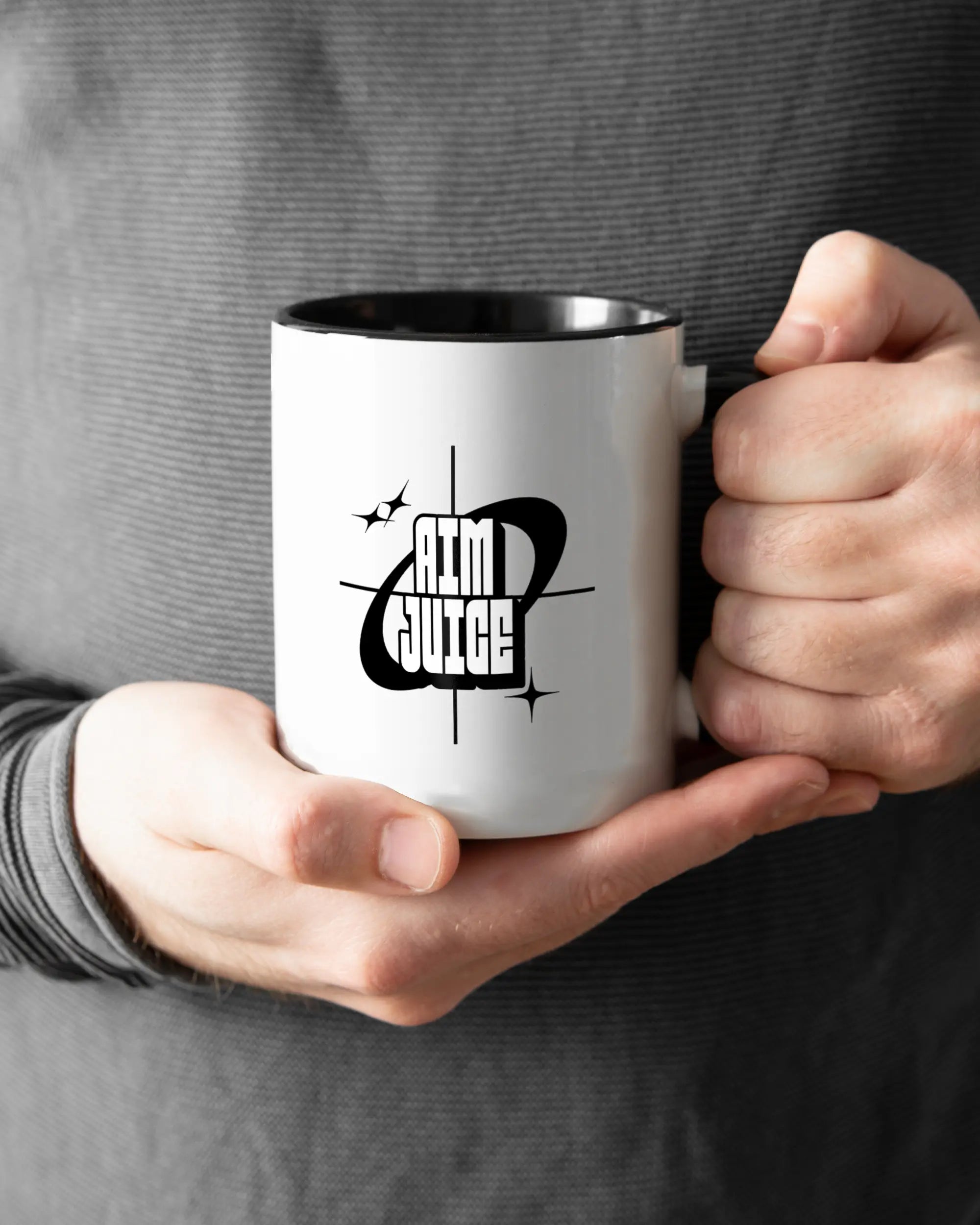 Closeup Modelshot Mann der beidseitig bedruckten Keramik Tasse von Maondo mit dem Design Aim Juice in der Farbe Schwarz-Weiß